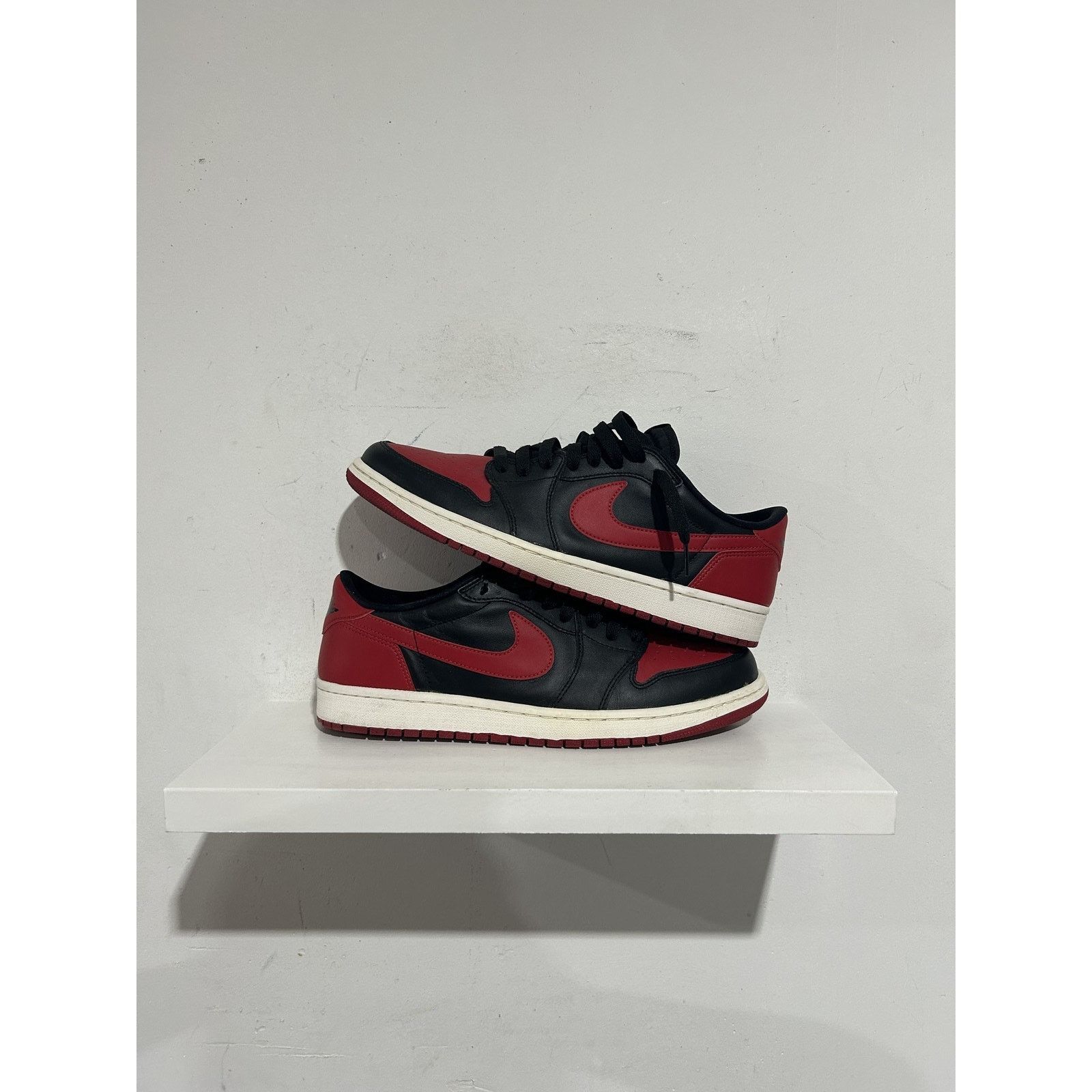 Nike JORDAN 1 RETRO LOW BRED 2015 SIZE 11.5 PREOWNED Size US 11.5 / EU 44-45 - 1 Thumbnail
