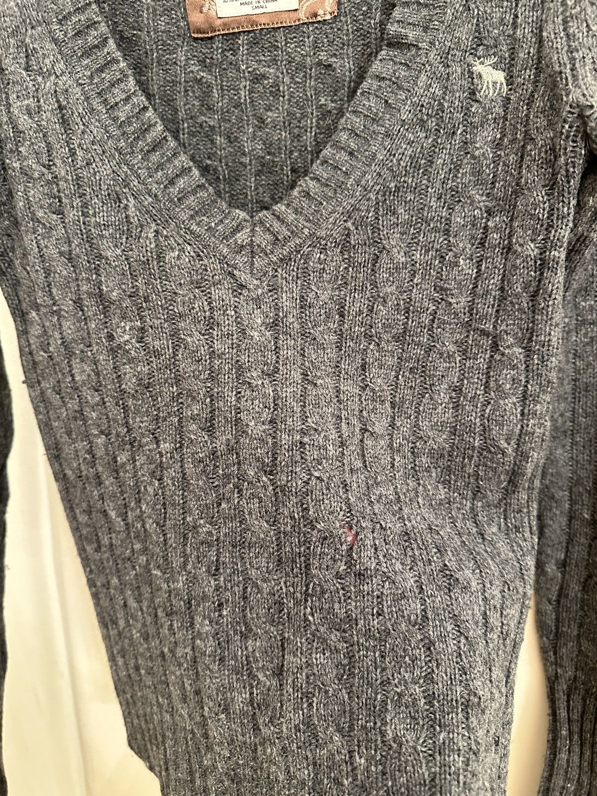 Abercrombie & Fitch Women’s Abercrombie & Fitch Gray, V-neck Sweater, size S Size S / US 4 / IT 40 - 5 Thumbnail