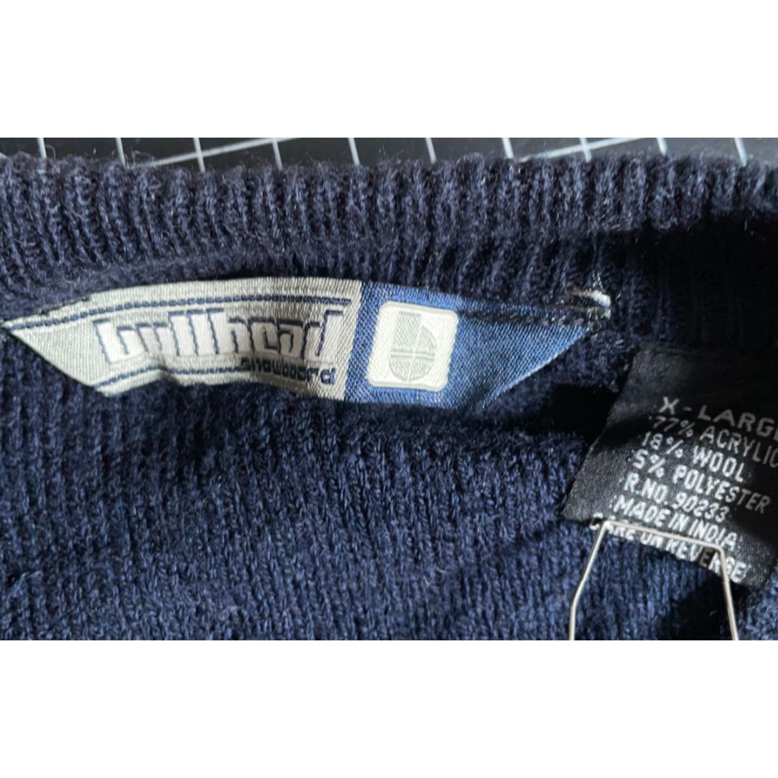 Vintage VINTAGE Bullhead Sweater Men's XL Dark Gray V-Neck Oversized Plush Wool Acrylic Blend Knit 90s Hipster Retro Pullover Shirt/Top Pops Mens Size US XL / EU 56 / 4 - 3 Thumbnail