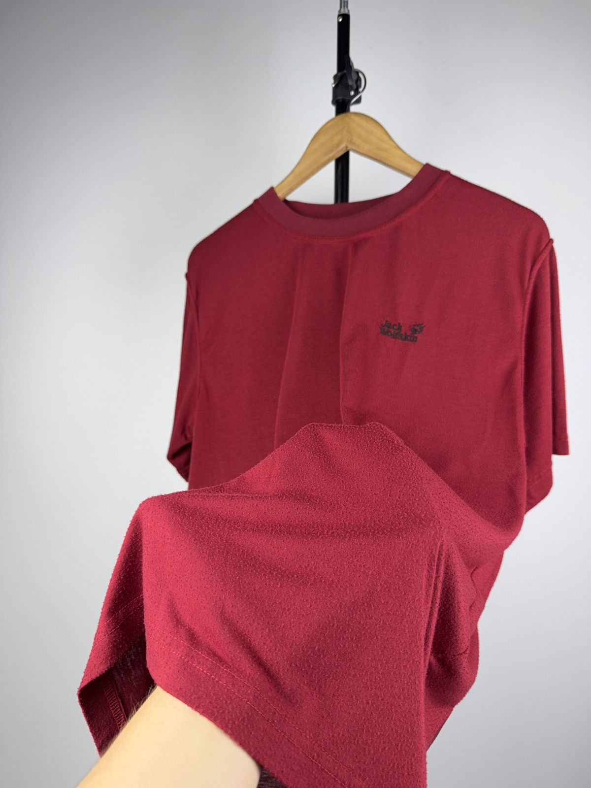 Jack Wolfskin 90s Jack Wolfskin Red Outdoor Logo Pawprint T-Shirt XL Size US L / EU 52-54 / 3 - 10 Thumbnail