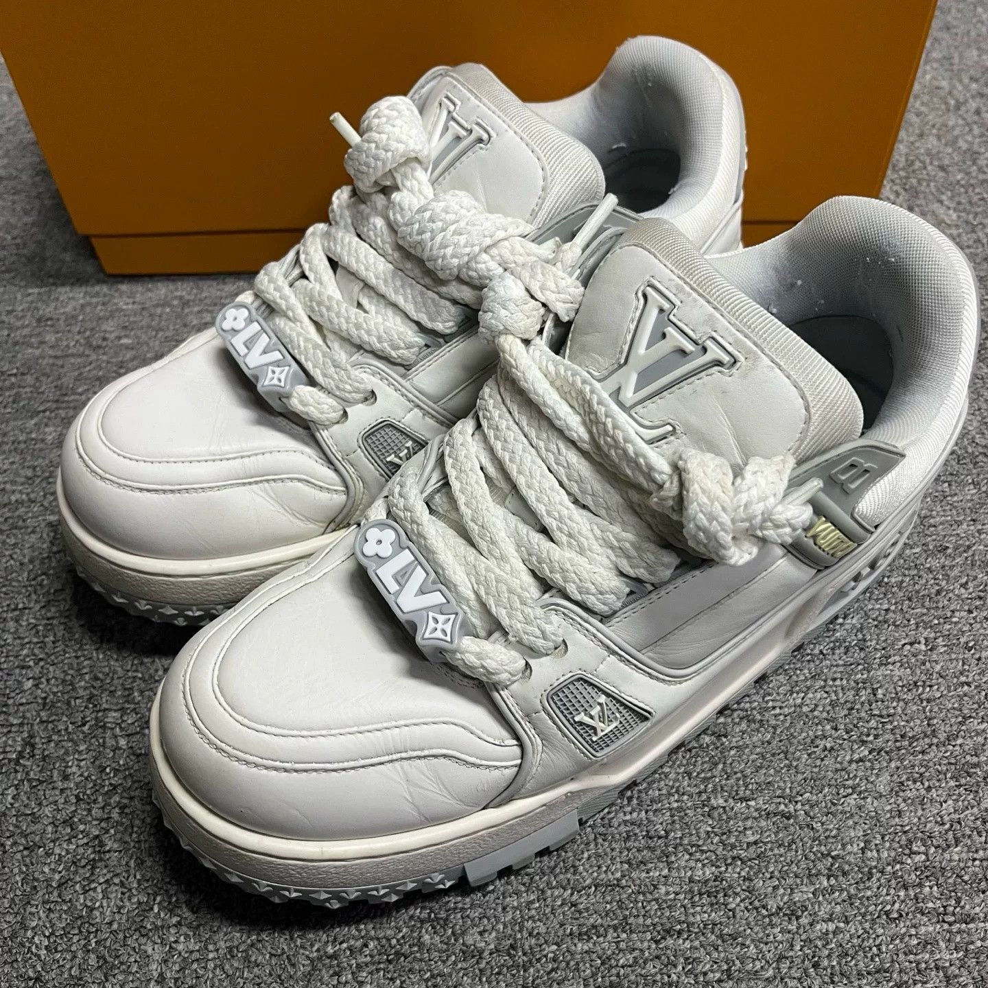 Louis Vuitton Louis Vuitton White Gray Low-Top Sneakers Size US 8 / EU 41 - 2 Thumbnail