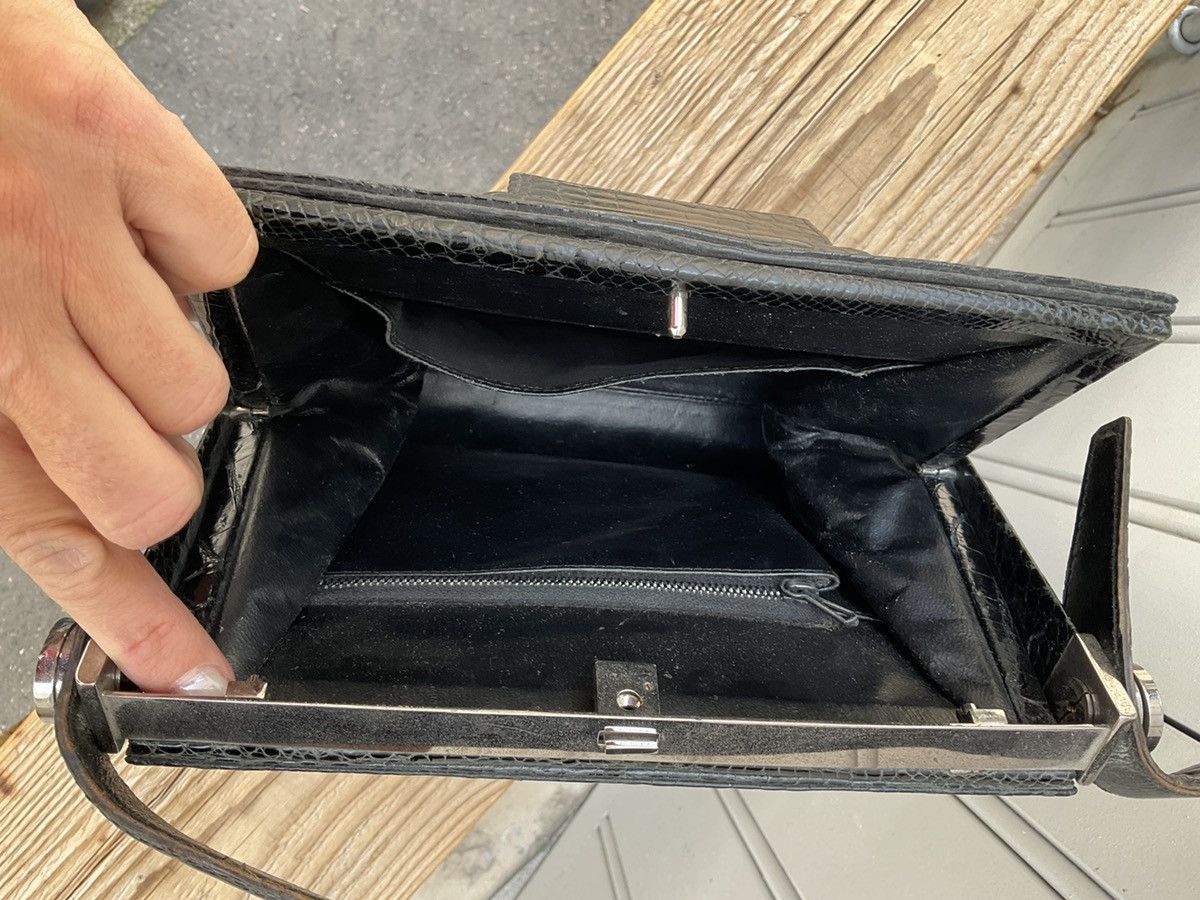 Authentic vintage 60's bag in black leather.