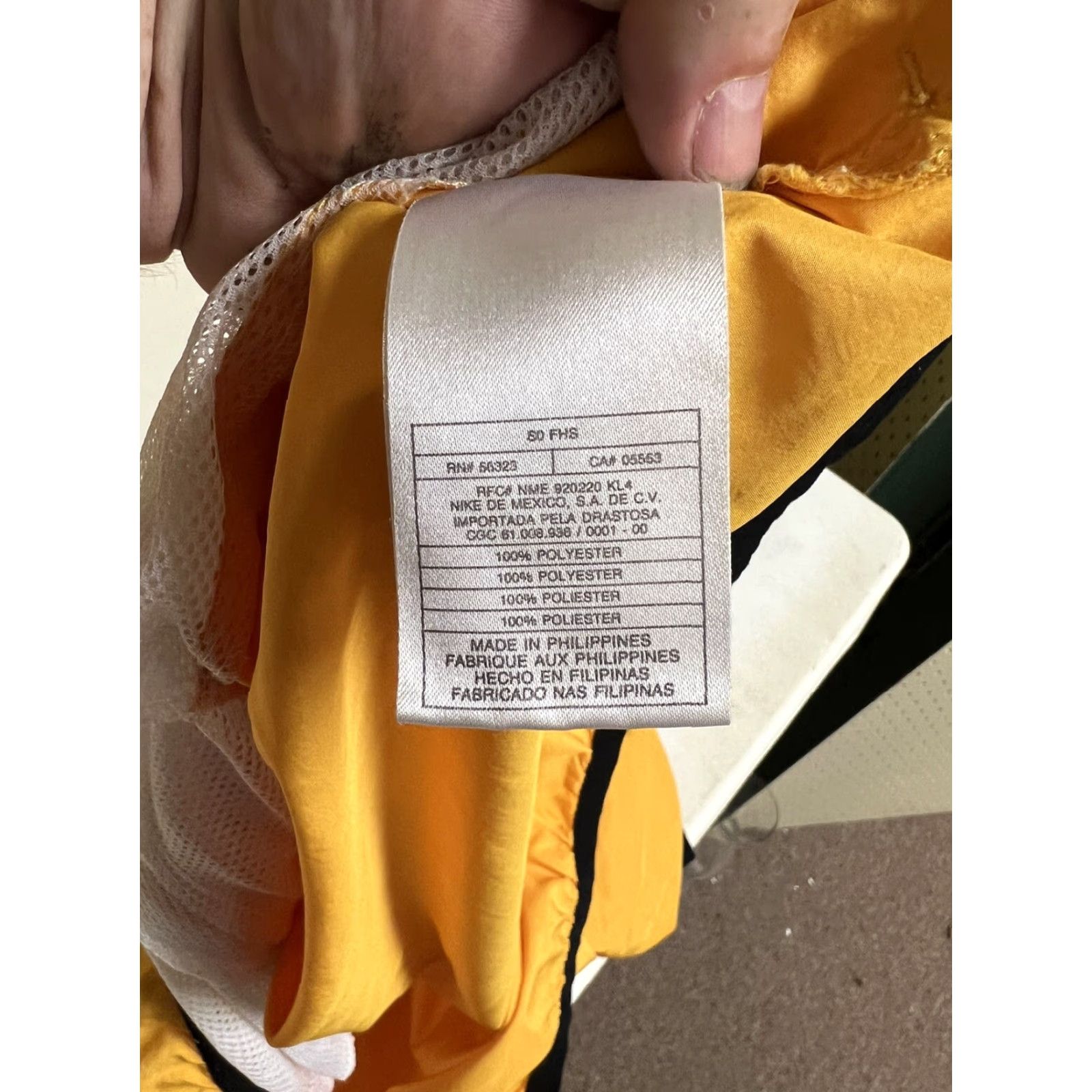Nike VINTAGE Nike Jacket Mens Large Yellow Pullover Swoosh Windbreaker Lightweight Size US L / EU 52-54 / 3 - 6 Thumbnail