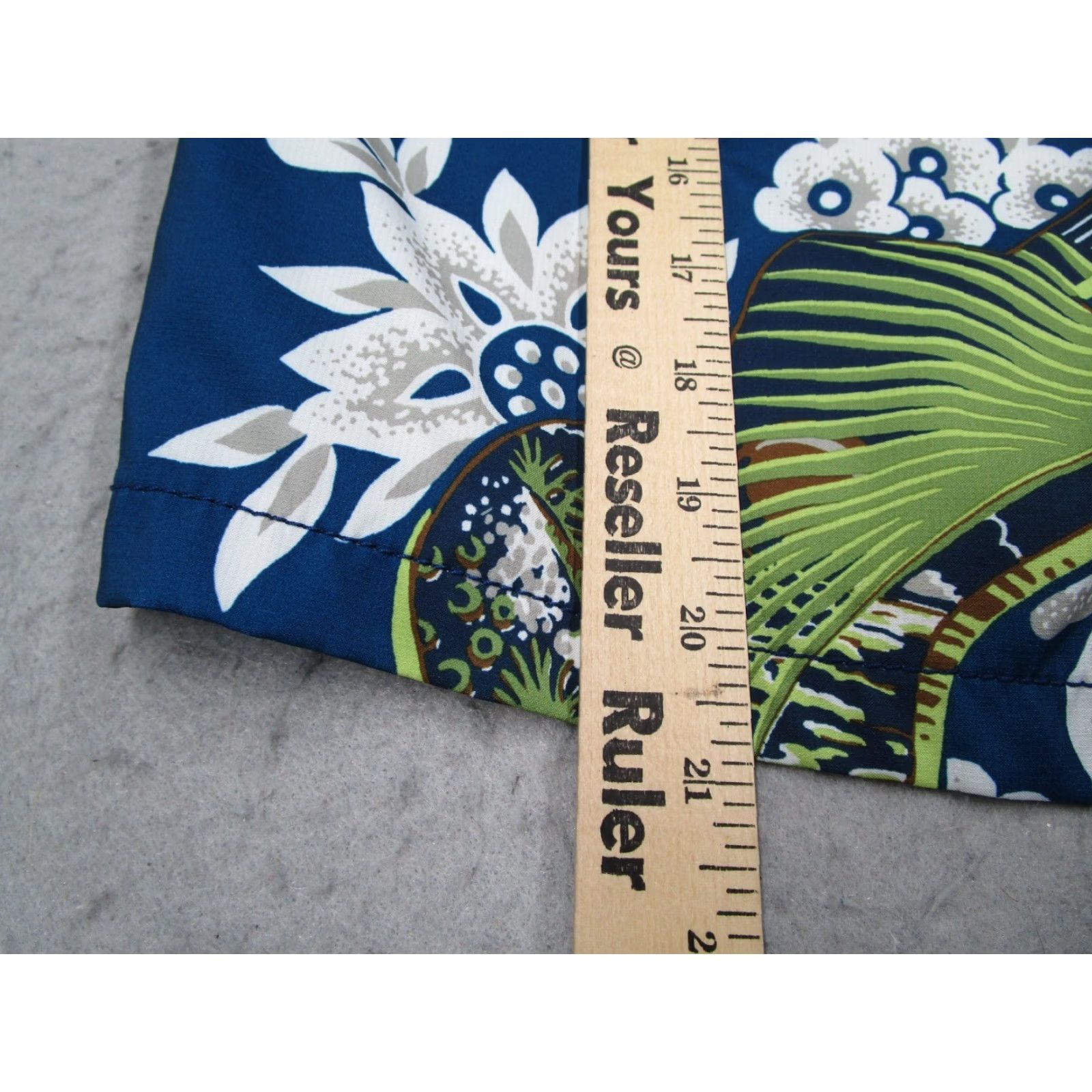 Tommy Bahama TOMMY BAHAMA Men's blue floral UNLINED board shorts w/ drawstring - polyester - 34 - blue floral pattern - Surf Swim Trunk - Beach Resort - Men Size US 34 / EU 50 - 6 Thumbnail