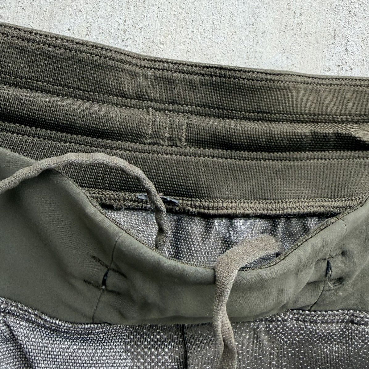 Lululemon Lululemon Linerless Shorts Men Size Large Green Camo Active Size US 34 / EU 50 - 2 Thumbnail