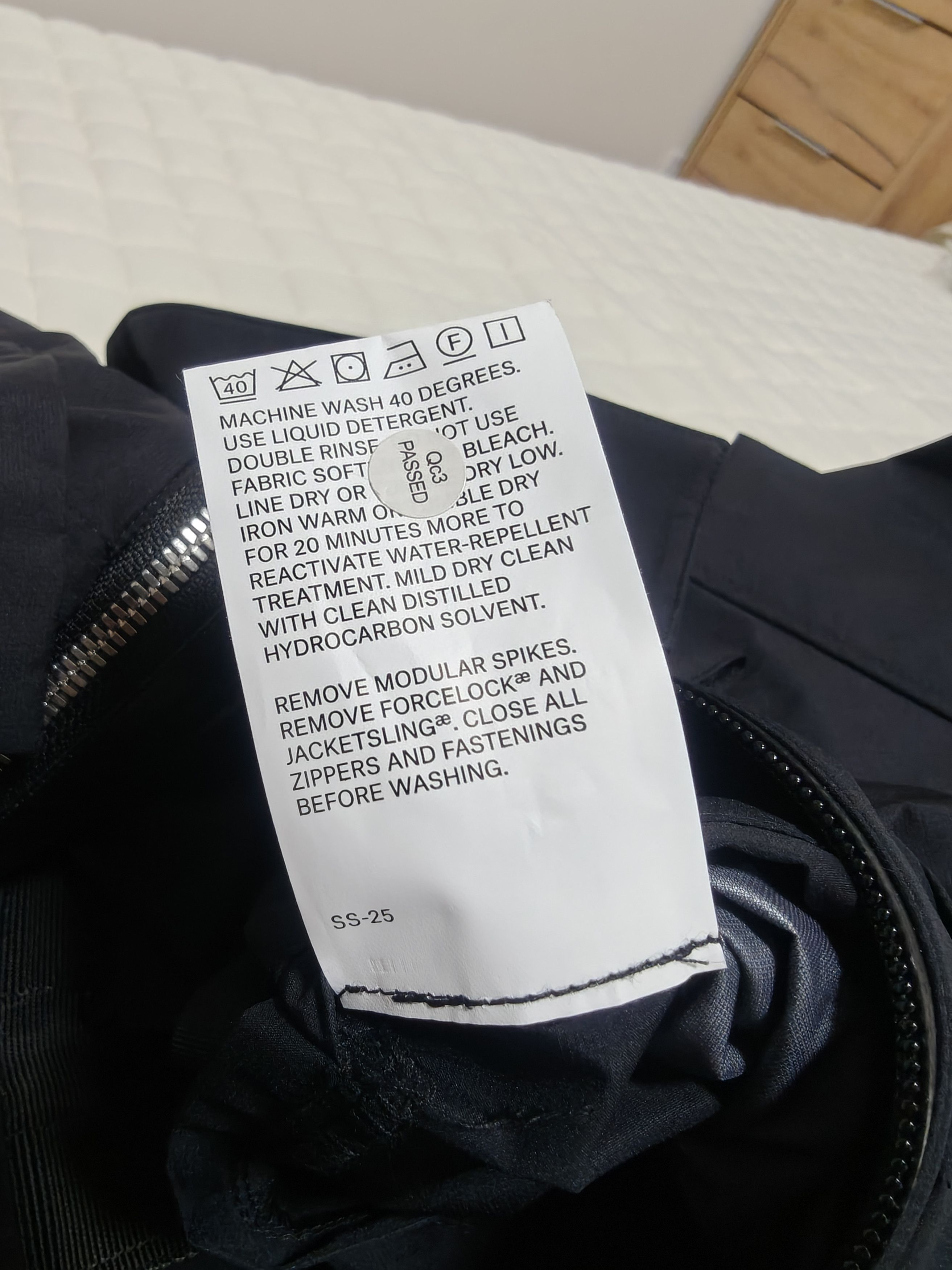 Acronym Acronym J123TS-WS 3L Windstopper® Tec Sys Interops Jacket Size US S / EU 44-46 / 1 - 19 Thumbnail
