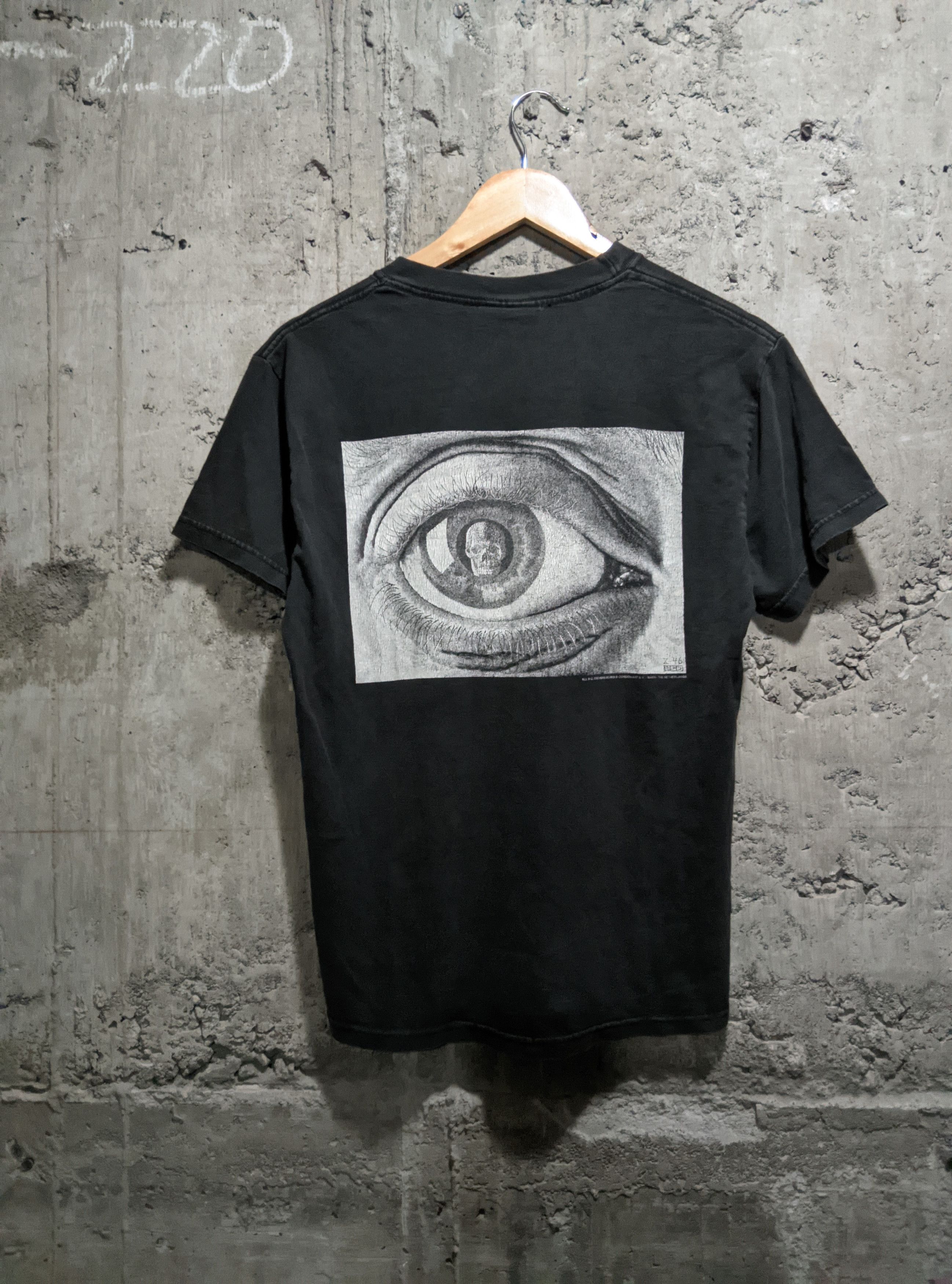 Vintage Vintage 90s mc escher eye art t shirt Size US S / EU 44-46 / 1 - 1 Thumbnail