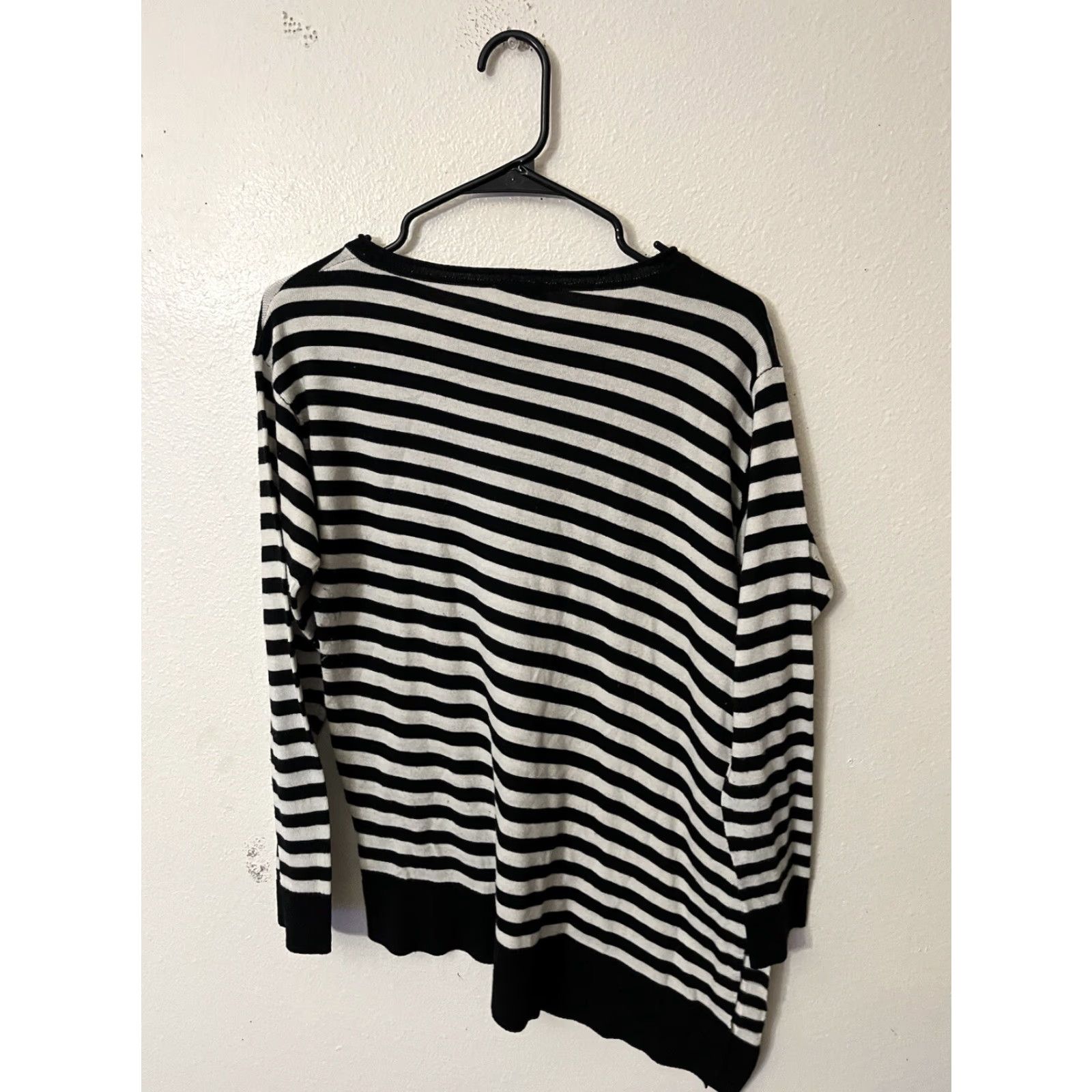 Vince Camuto VINTAGE Vince Camuto Sweater Womens M Long Sleeve V-Neck Asymmetrical Hem Black Knit Pullover Casual Womens Size M / US 6-8 / IT 42-44 - 3 Thumbnail