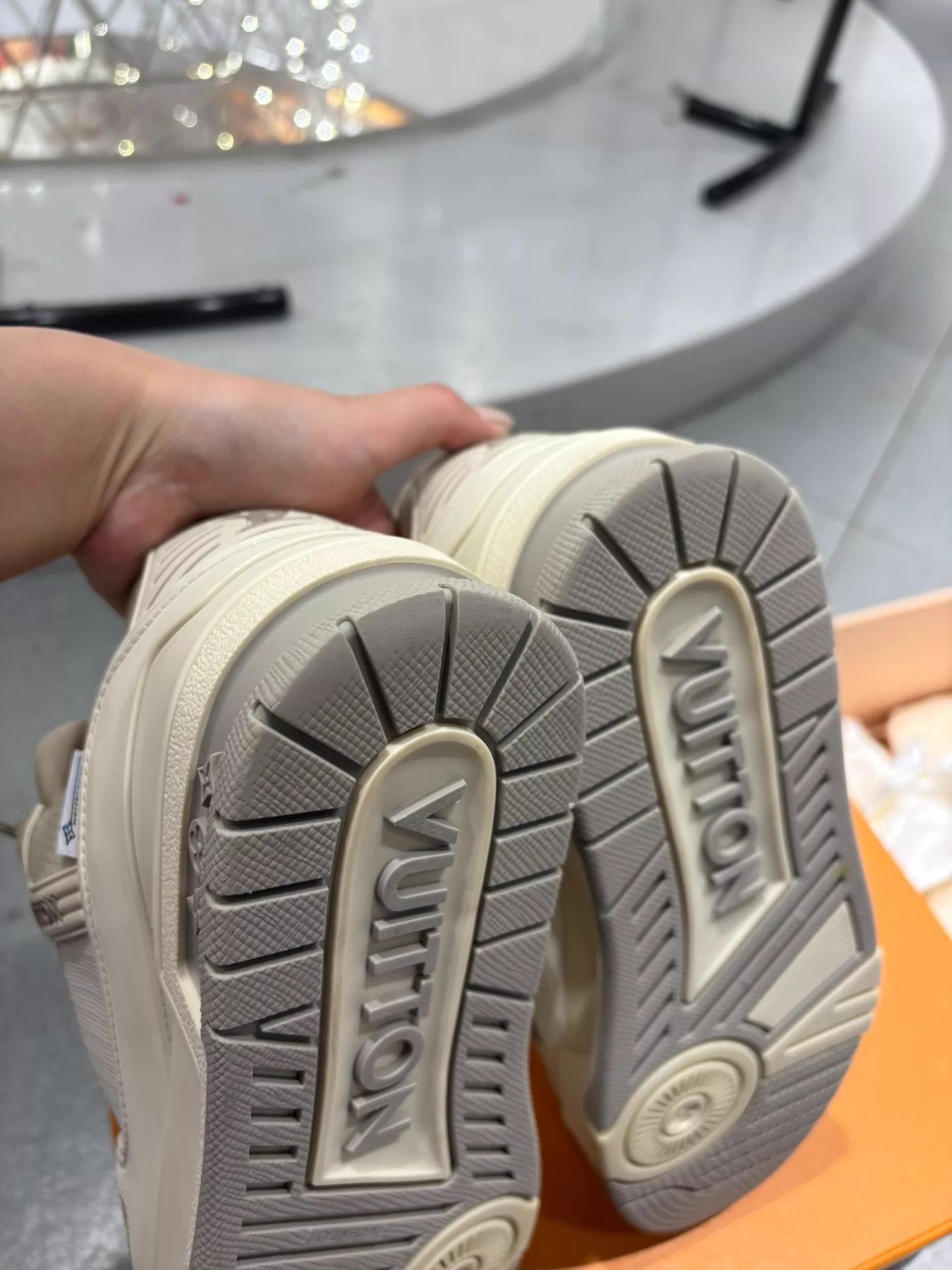 Louis Vuitton LV 25 Trainer Ski Men's White Gray 40.5 Sneaker Size US 7.5 / EU 40-41 - 8 Thumbnail