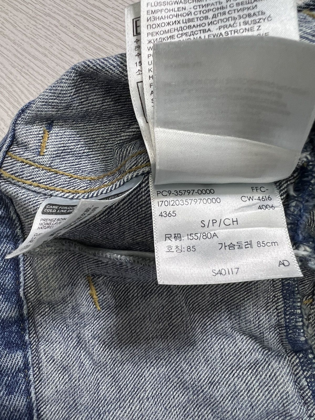 Levi's × Vetements Vetements - Levi’s - S/S 17 - Reworked Cropped Denim Jacket Size S / US 4 / IT 40 - 19 Thumbnail