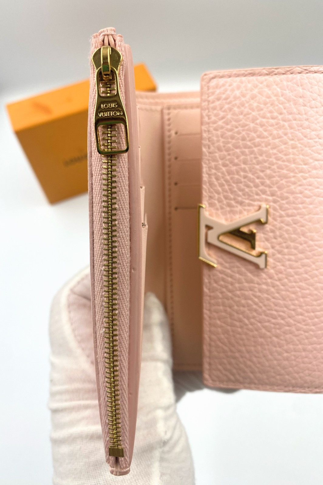 Louis Vuitton Louis Vuitton Capucines Compact Wallet (M82361) Size ONE SIZE - 12 Thumbnail