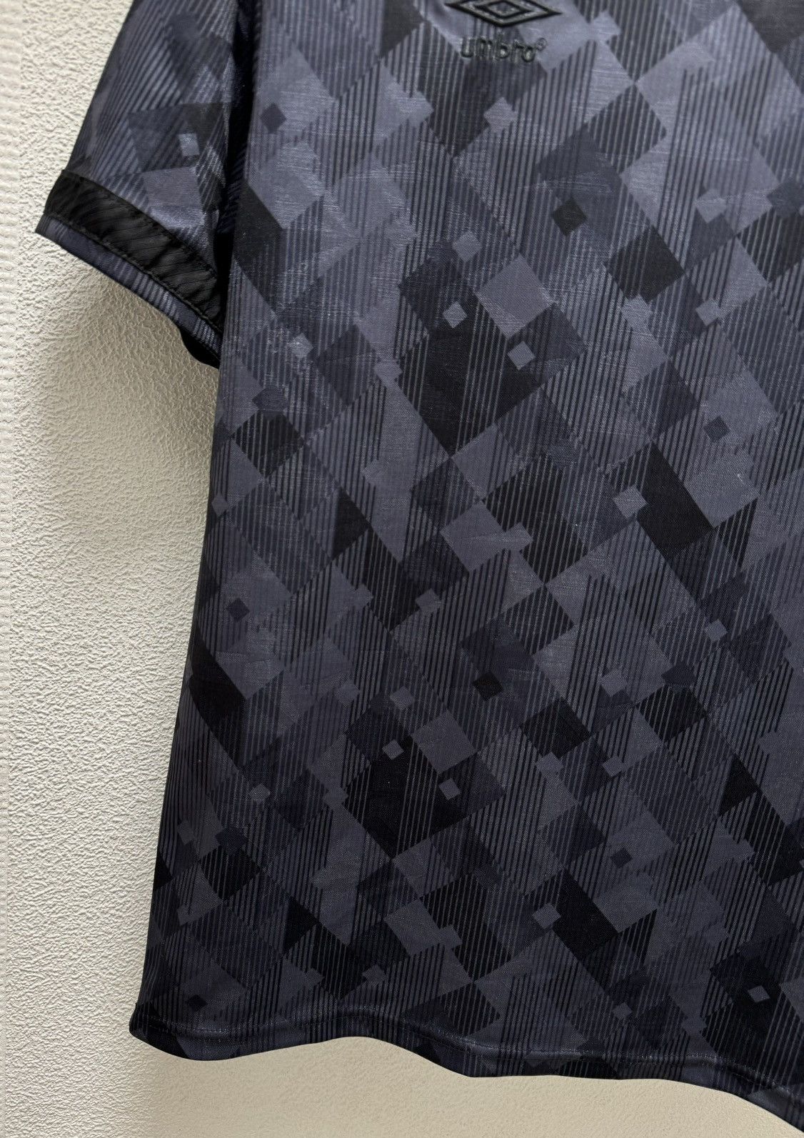 Umbro England umbro vintage black soccer jersey 1990th M sz Size US M / EU 48-50 / 2 - 5 Thumbnail