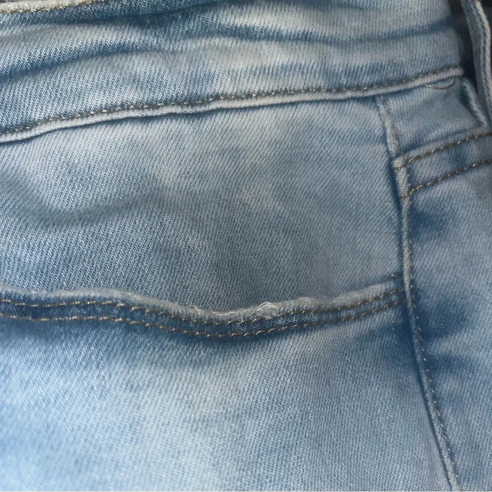 Frame Frame Le High Flare jeans in a light wash, size 27 Size 27" / US 4 / IT 40 - 6 Thumbnail