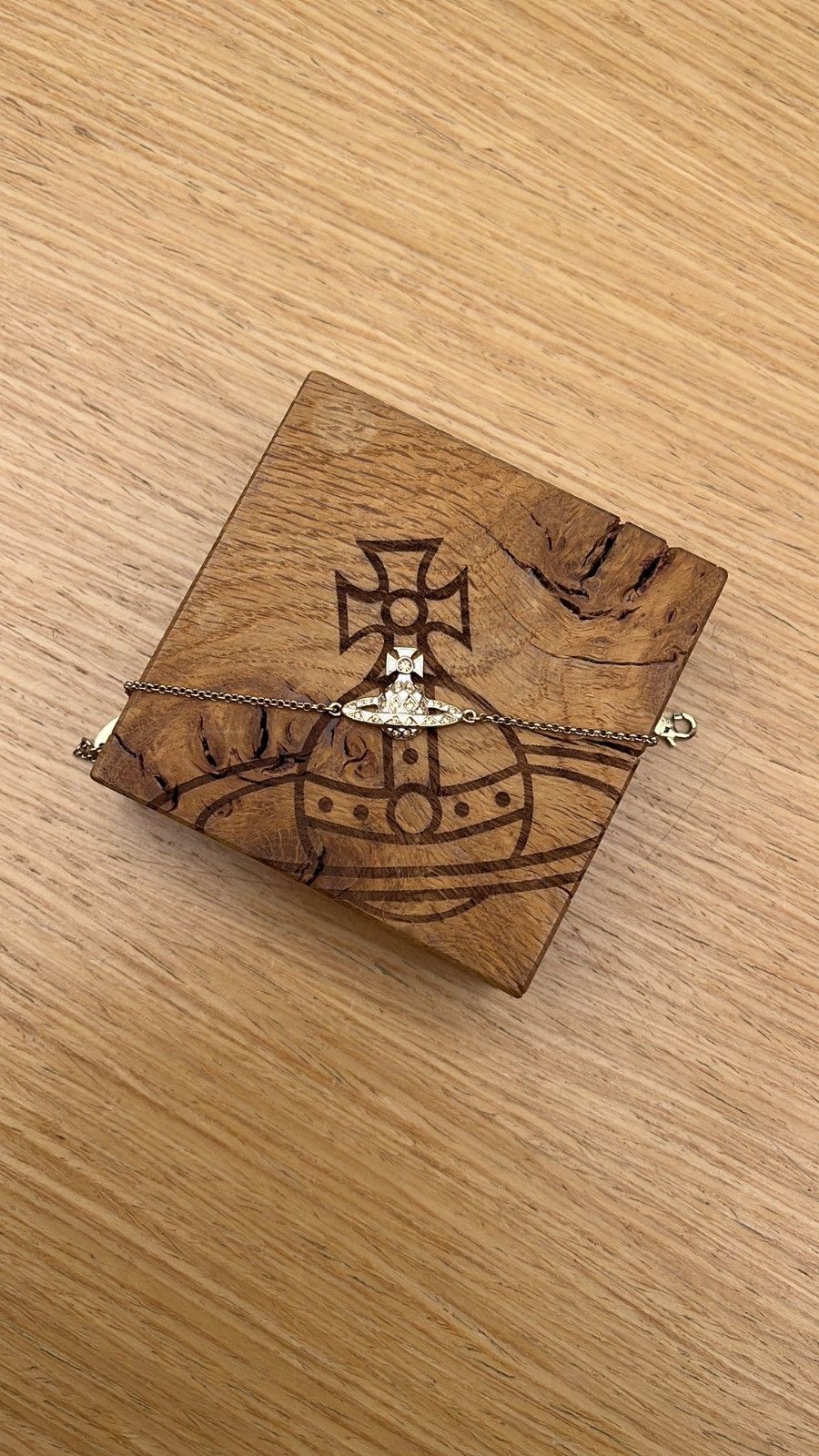 Vivienne Westwood o1f1d3z1025 Size: OS / Harlequin Bas Relief Bracelet Size ONE SIZE - 1 Preview