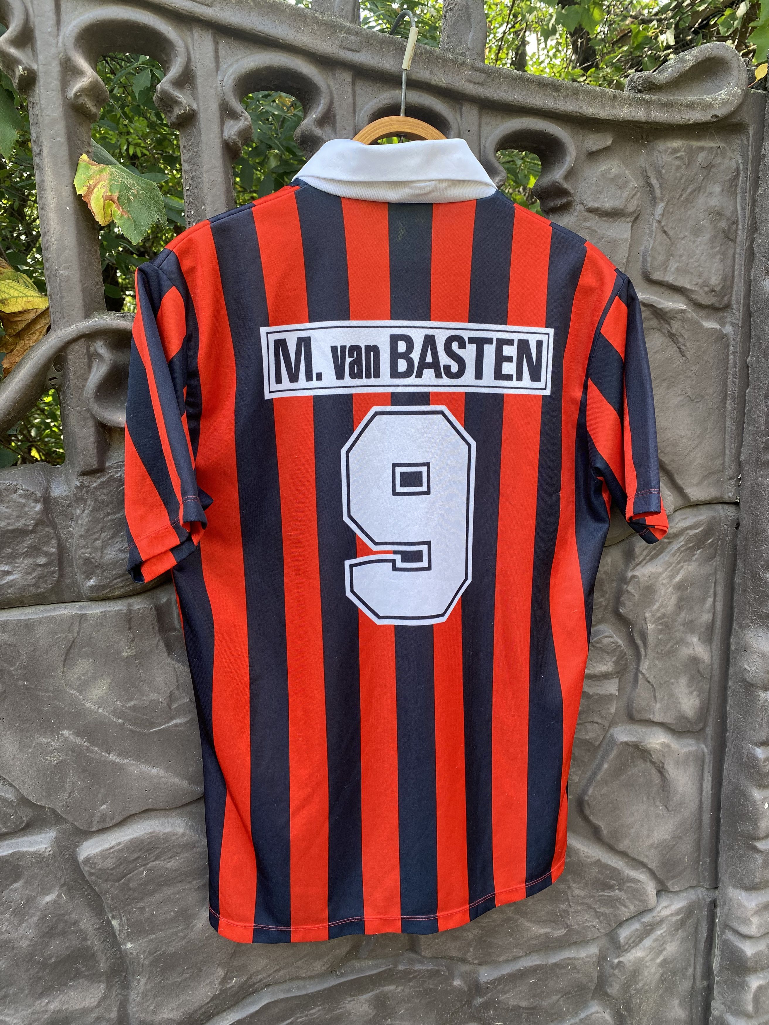 Vintage Vintage A.C MILAN Marco VAN BASTEN 9 Jersey Mediolanum Size US S / EU 44-46 / 1 - 2 Thumbnail