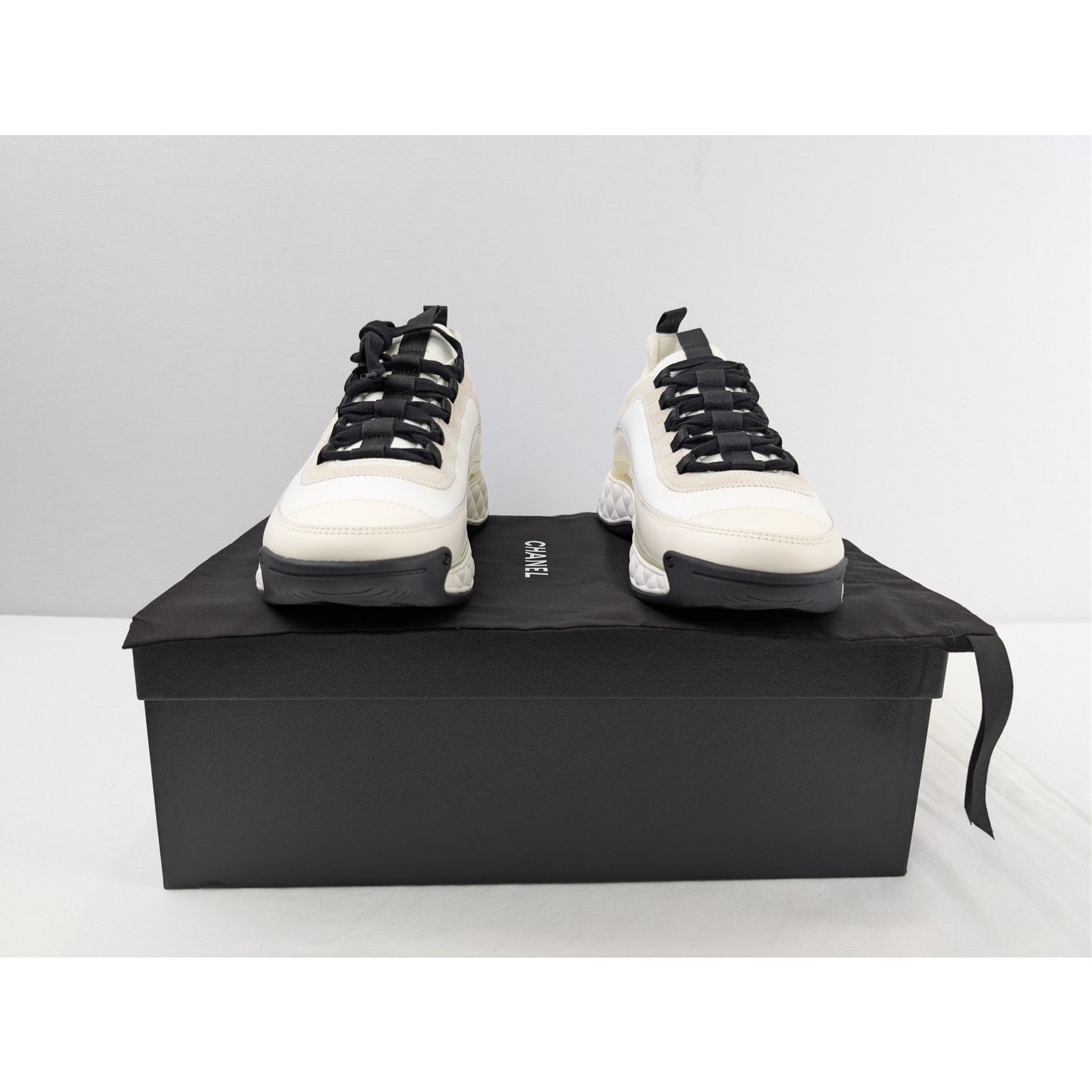 Chanel o1rshd1 Low Top Sneakers in White/Black Size US 10 / EU 43 - 17 Thumbnail