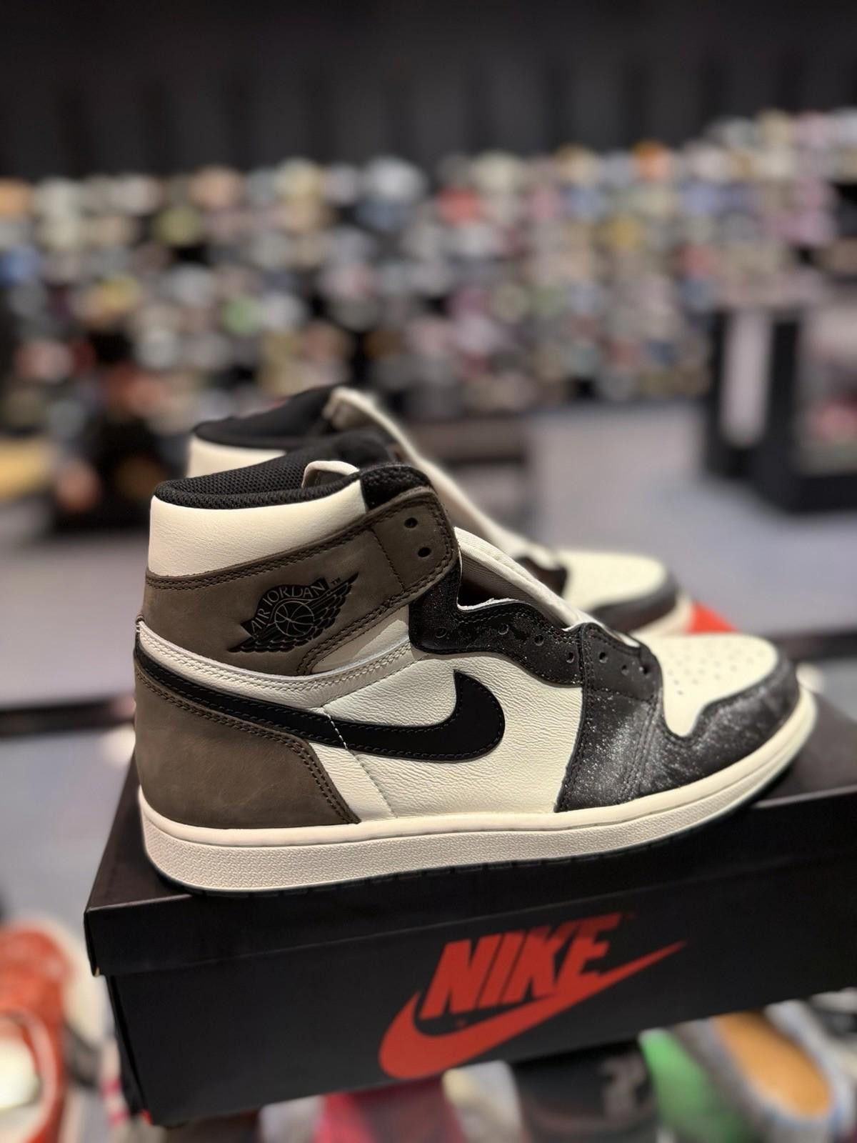 Jordan Brand Size 10.5 - Jordan 1 Retro OG High Dark Mocha (555088 105) Size US 10.5 / EU 43-44 - 3 Thumbnail