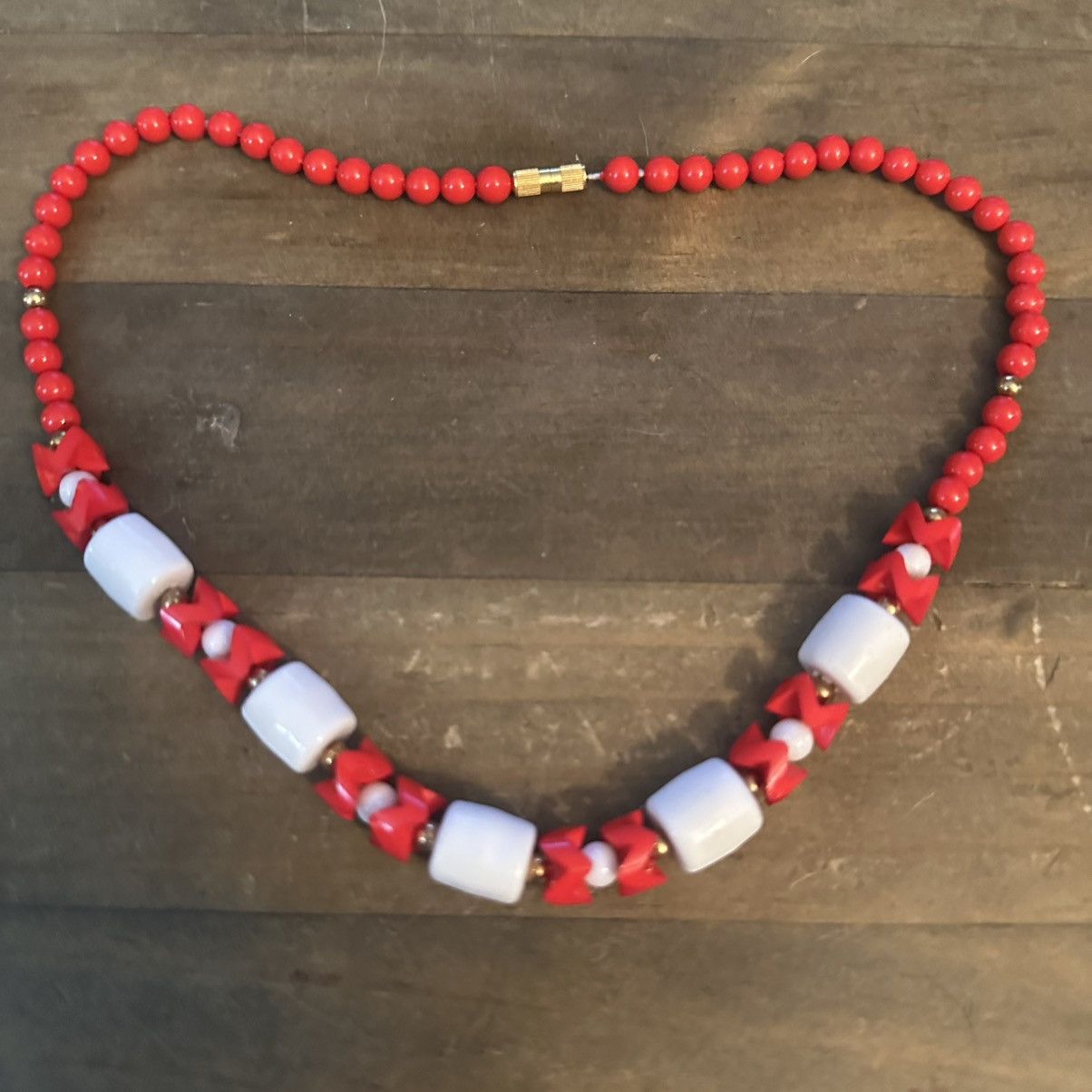 Vintage Vintage red and white bead necklace Size ONE SIZE - 2 Thumbnail