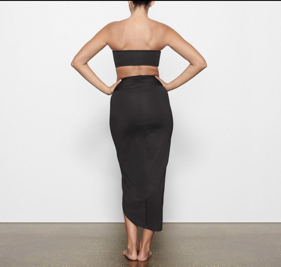 SKIMS SKIMS SIGNATURE SWIM SARONG SKIRT ONYX SIZE Small NWT Size 27" / US 4 / IT 40 - 3 Thumbnail