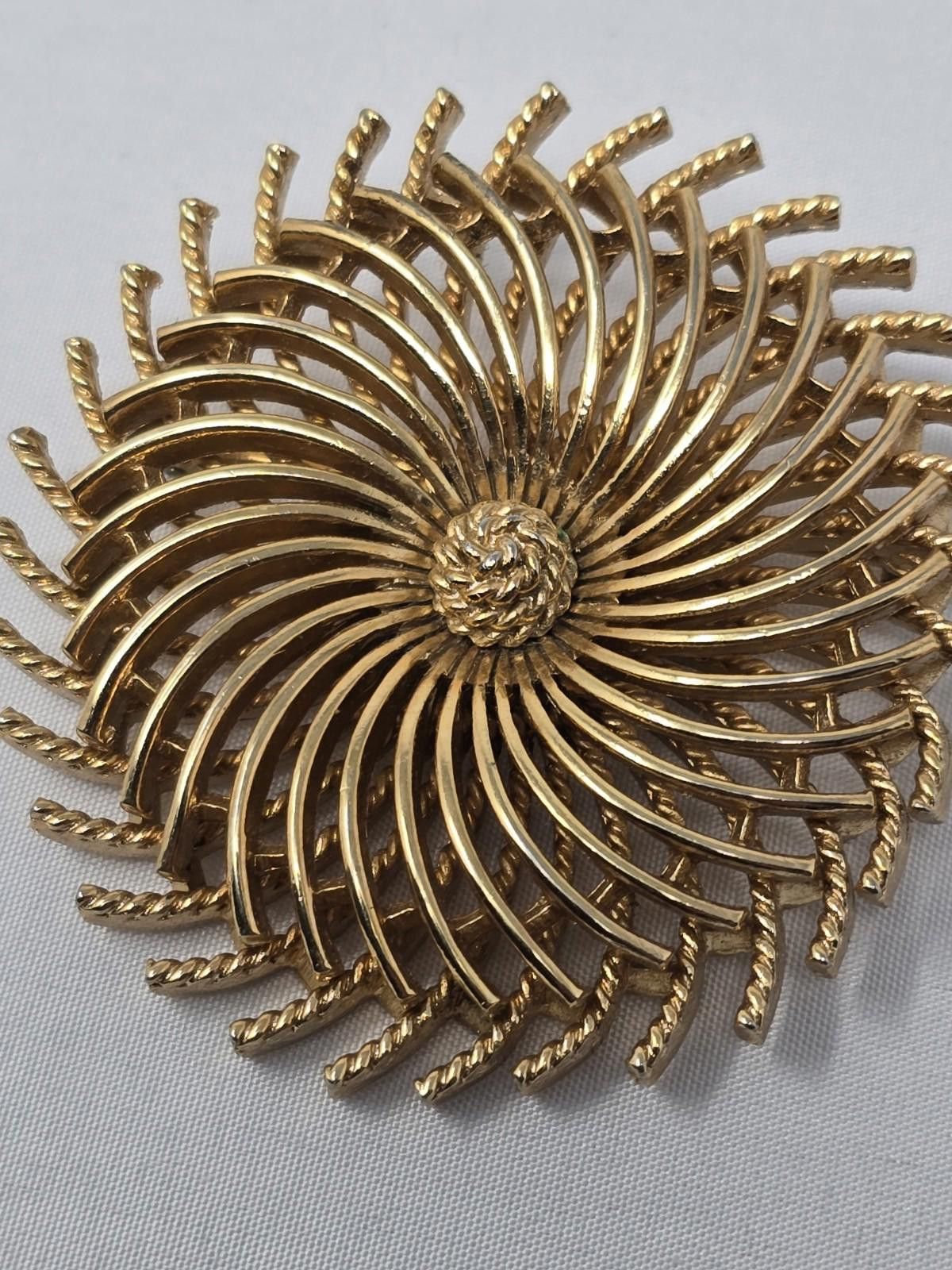 Other Crown Trifari Layered Pin Wheel Brooch Pin Gold Large Size ONE SIZE - 1 Thumbnail