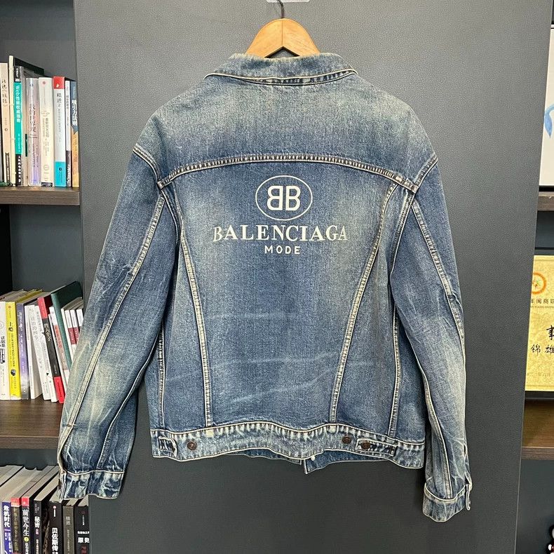 Balenciaga Balenciaga Washed blue denim jacket with broken logo on the Size US S / EU 44-46 / 1 - 2 Thumbnail