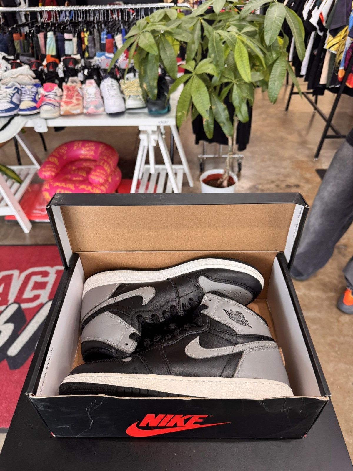 Jordan Brand Air Jordan 1 Shadow Size 7Y (2018) Size US 7 / EU 40 - 10 Thumbnail