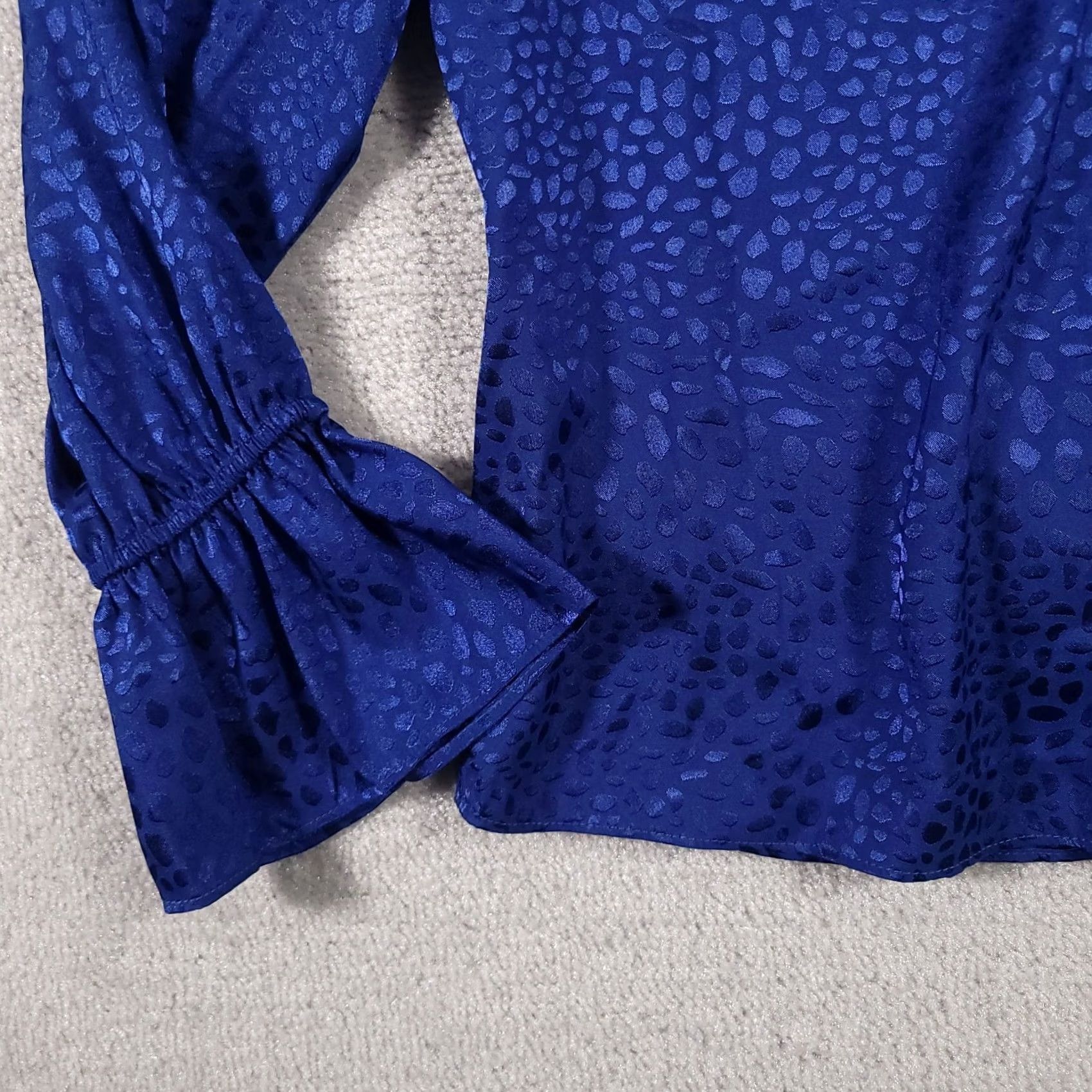 Vintage Harper Leopard Animal Print V-Neck Blouse Women’s Small Blue Flare Sleeve Shirt Size S / US 4 / IT 40 - 4 Thumbnail