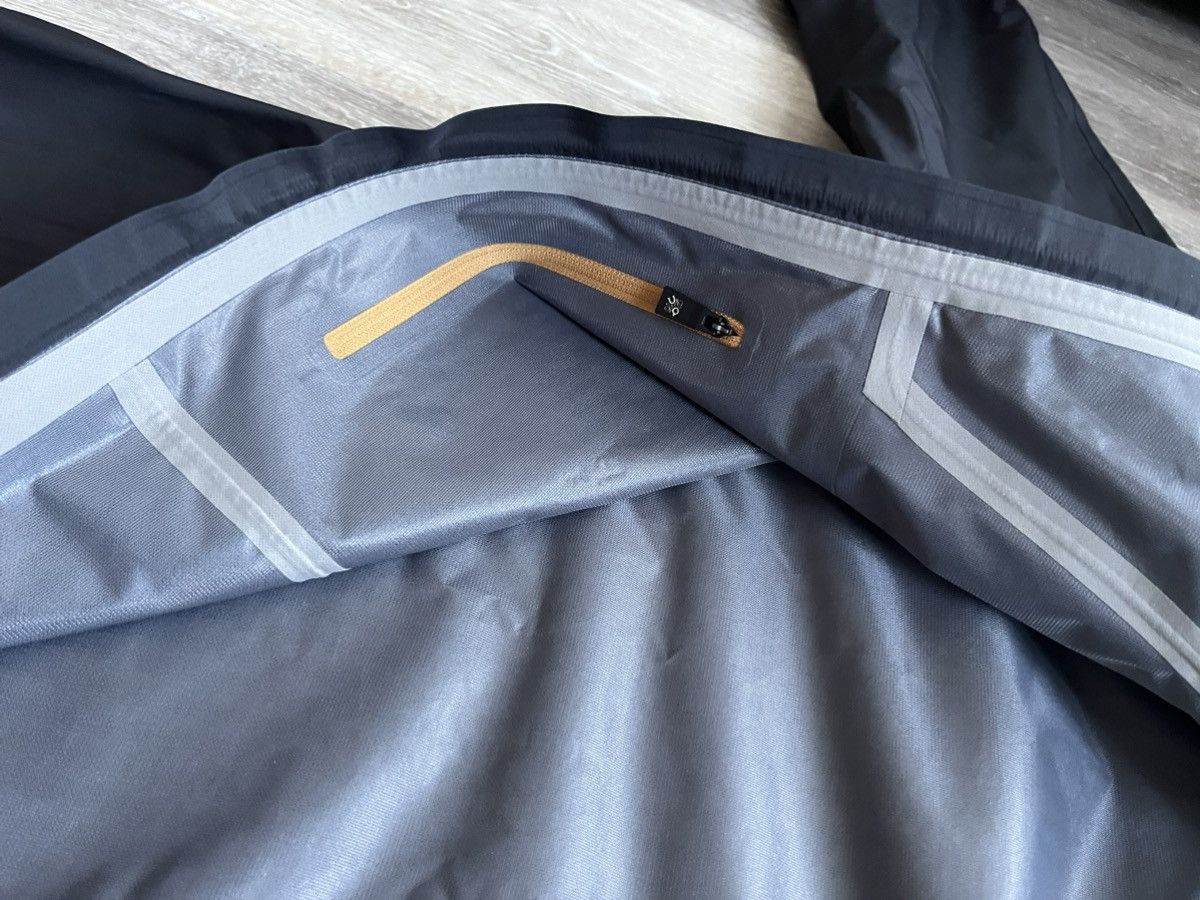Loewe × On On x Loewe Storm Jacket Men’s Size Medium Black colour Size US M / EU 48-50 / 2 - 5 Thumbnail