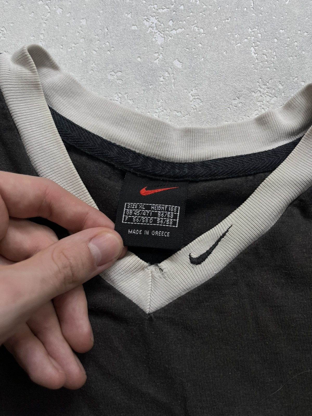Nike 90’s NIKE SPELLOUT LOGO Y2K SWOOSH RETRO V-NECK SUNFADED TEE Size US XL / EU 56 / 4 - 4 Thumbnail