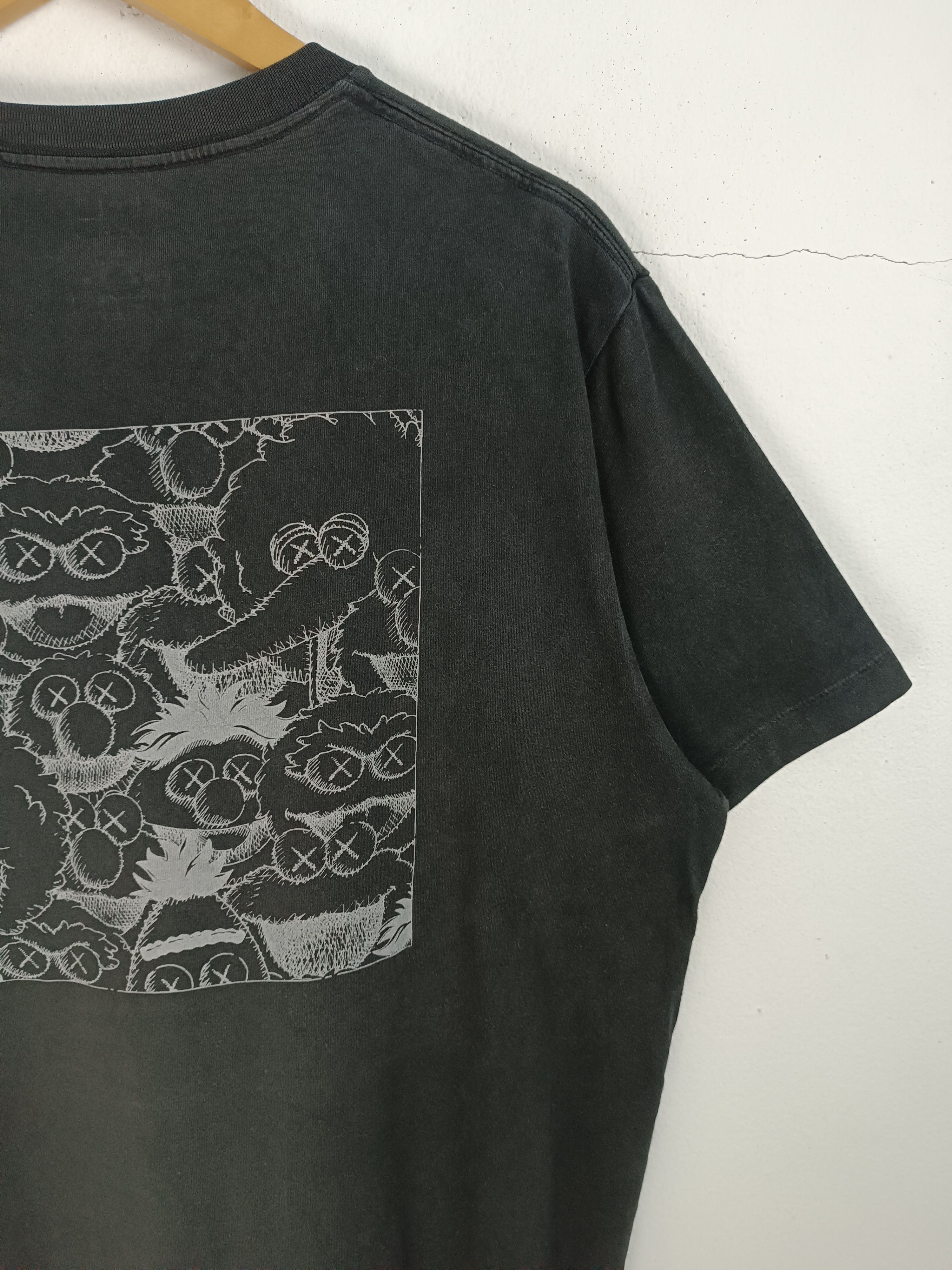 Kaws VINTAGE FADED KAWS X SESAME STREET POCKET TEE VERY RARE Size US L / EU 52-54 / 3 - 13 Thumbnail