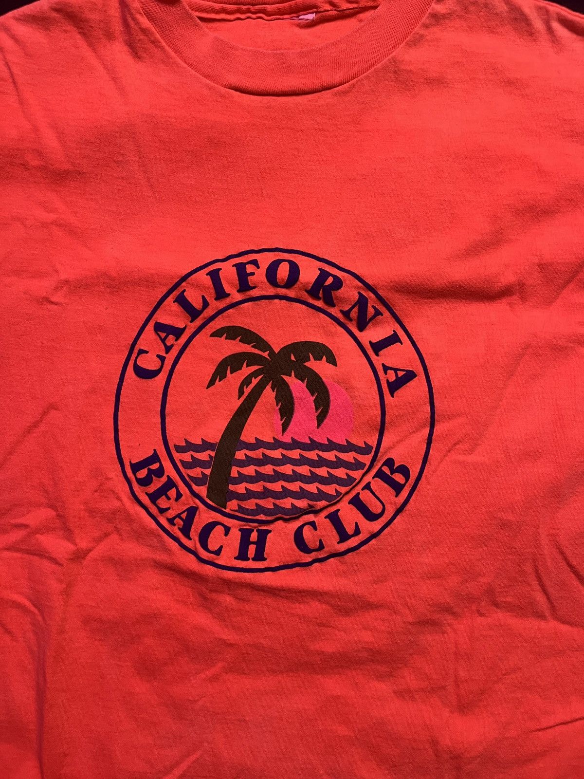 Vintage Vintage California Beach Club Single Stitch Puff Print Shirt Size US XL / EU 56 / 4 - 2 Thumbnail