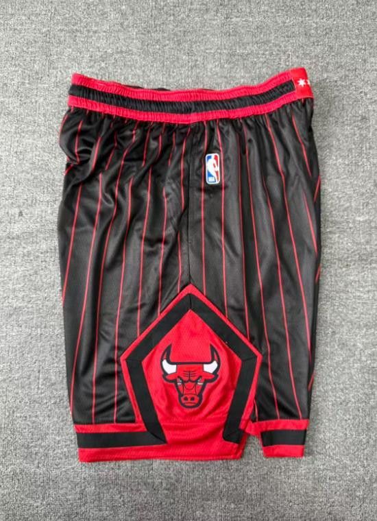 NBA Men's Chicago Bulls Short 2026 Size US 36 / EU 52 - 2 Thumbnail
