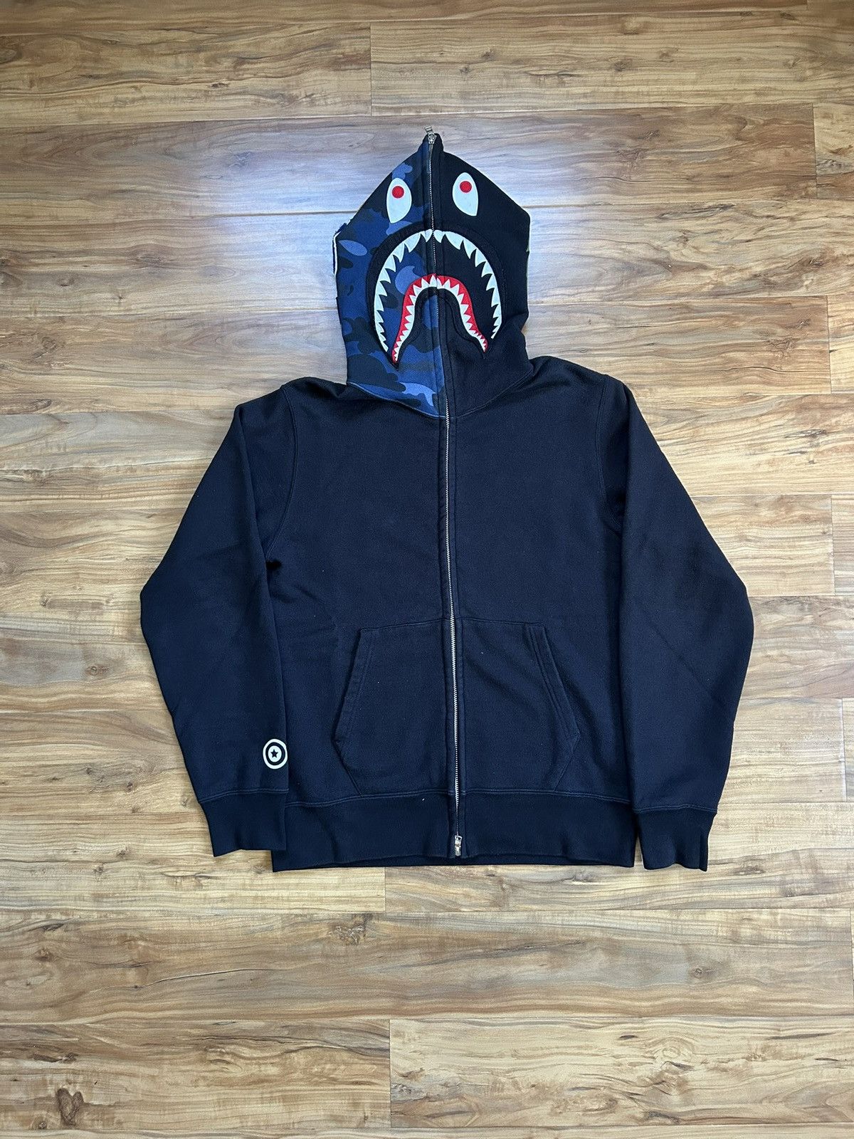 トップス BAPE X DON TOLIVER FAUX SHARK HOODIE BAPE® X DON TOLIVER FAUX FUR SHARK ZIP HOODIE 2024年11月30日