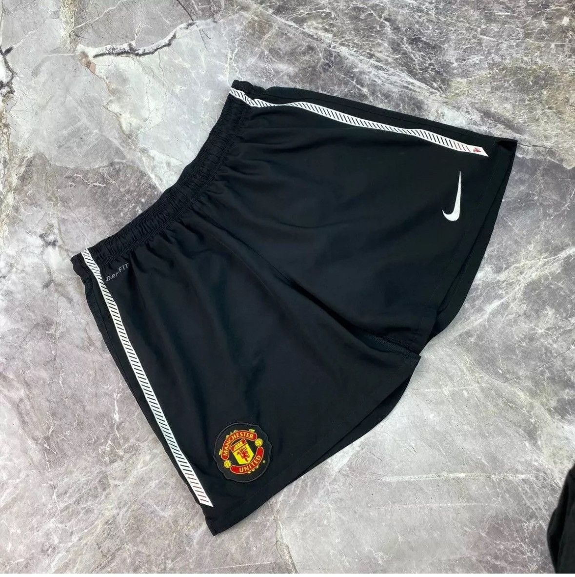Nike NIKE MANCHESTER UNITED AWAY 2010 - 2011 FOOTBALL SHORTS Size US 30 / EU 46 - 6 Thumbnail