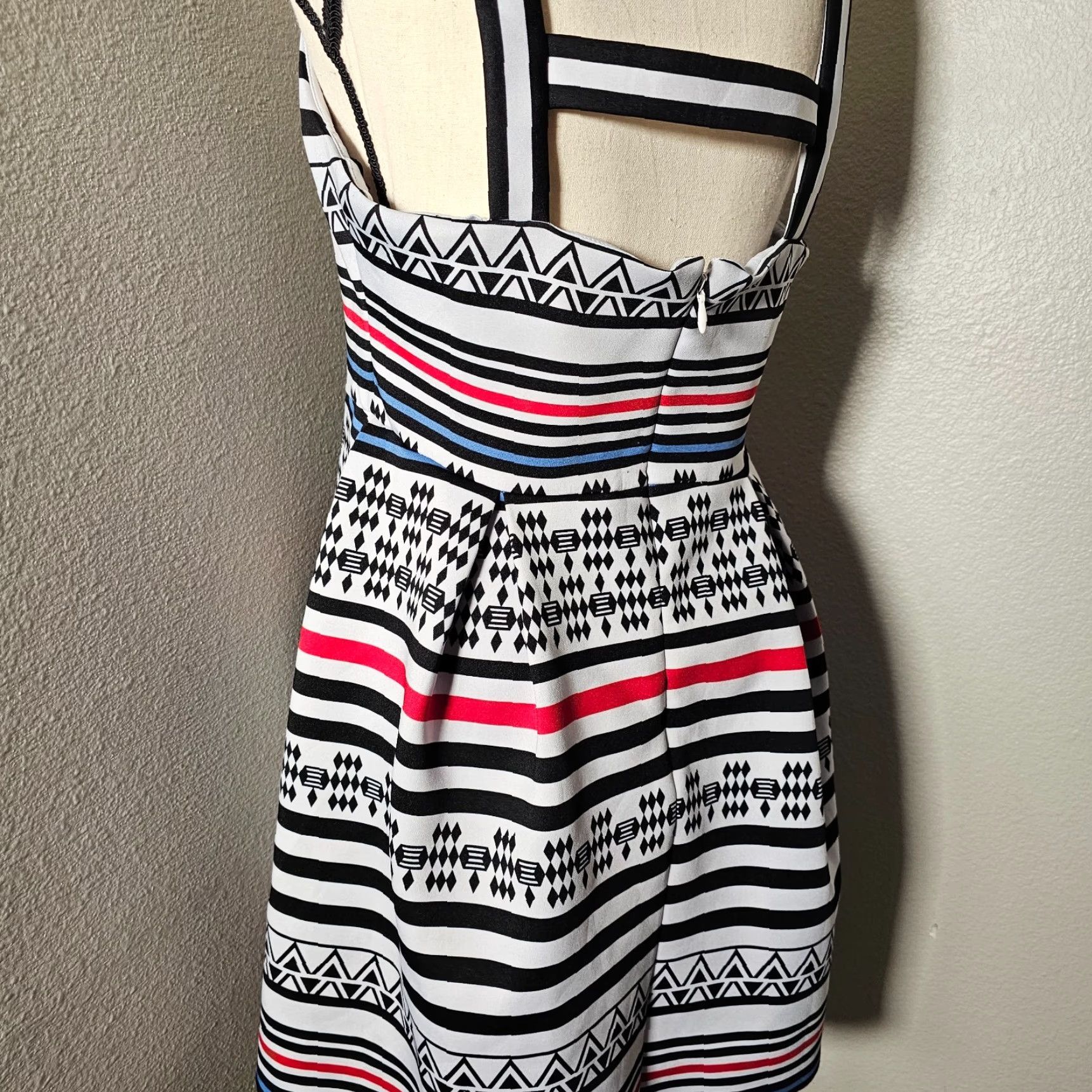 Guess GUESS Women's Short Sheath Dress Sleeveless V Neck Size 12 Aztec Print Stripe Dress Color White Summer Size 34" / US 12 / IT 48 - 4 Thumbnail