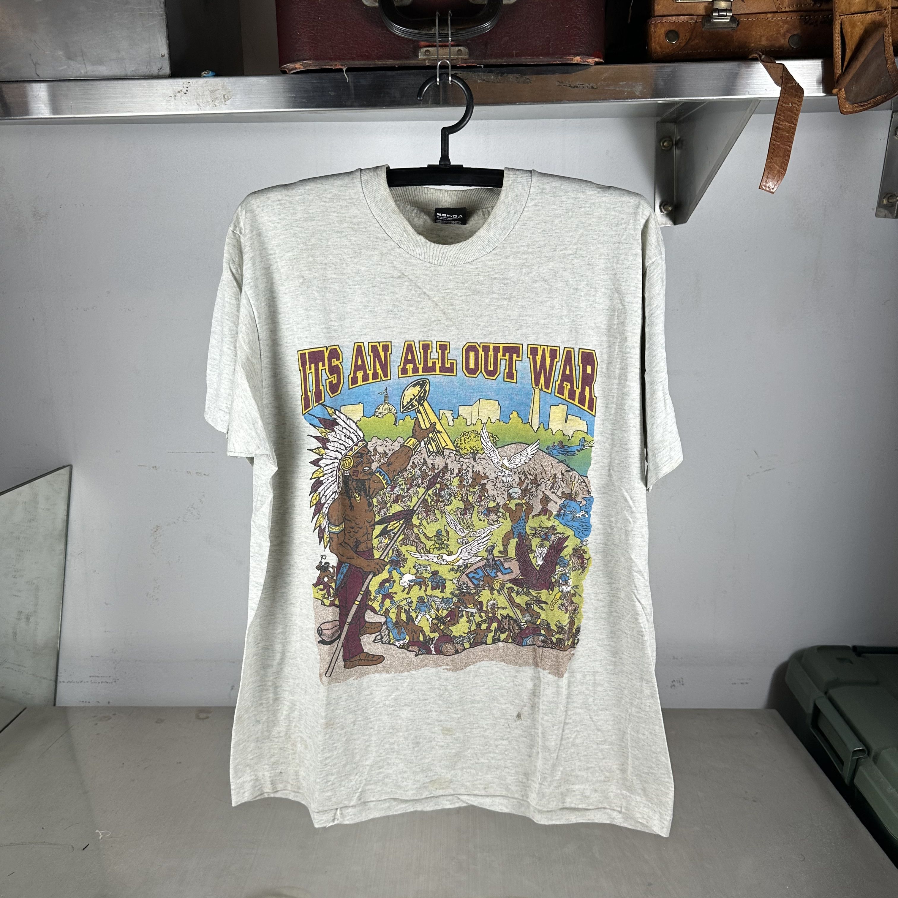 Vintage Vintage 80s NFL It's An All Out War Football Mascot T-Shirt Size US L / EU 52-54 / 3 - 1 Thumbnail