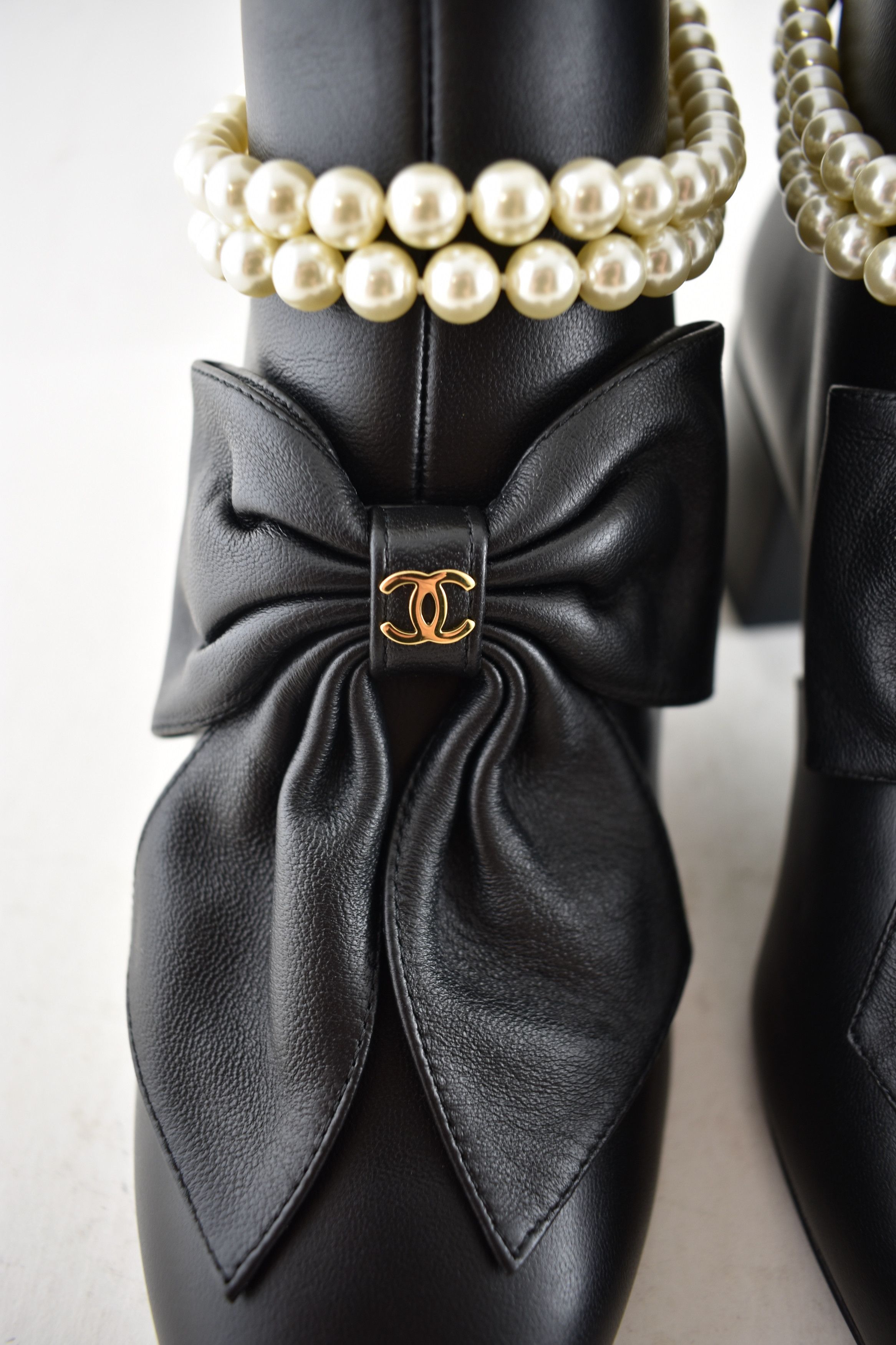 Chanel Chanel 24A Pearl CC Bow Pointed Short Ankle Heel Boots 38 Size US 8 / IT 38 - 15 Thumbnail