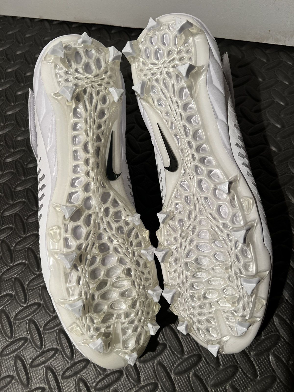 Nike NEW Nike Alpha Menace Pro 2 White size 12.5 Football cleats Size US 12.5 / EU 45-46 - 8 Thumbnail