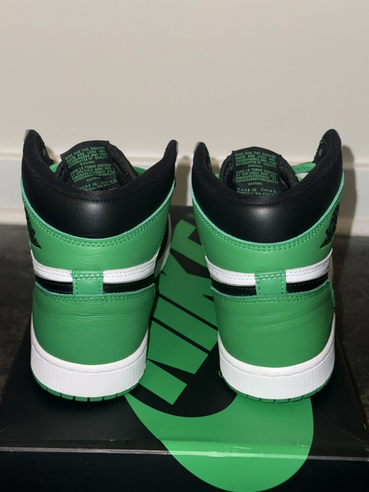 Jordan Brand Air Jordan 1 Retro High OG ‘Lucky Green’ Size US 9 / EU 42 - 4 Thumbnail