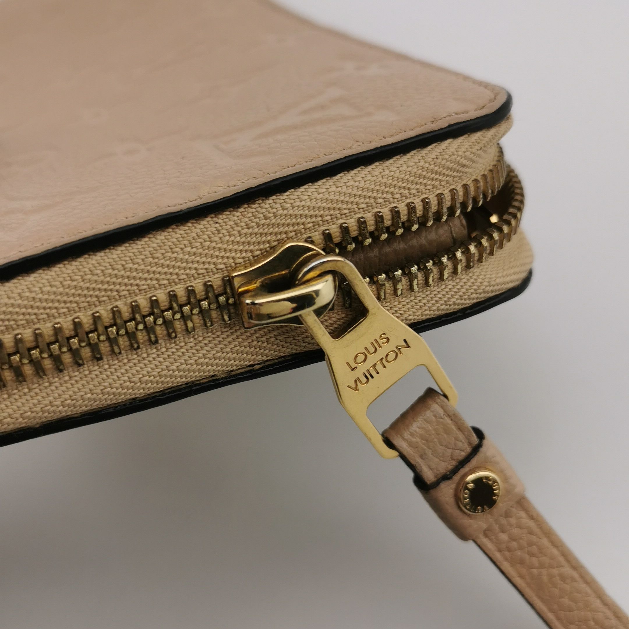 Louis Vuitton Louis Vuitton (LV) Zippy leather embossed monogram zip arou Size ONE SIZE - 6 Thumbnail