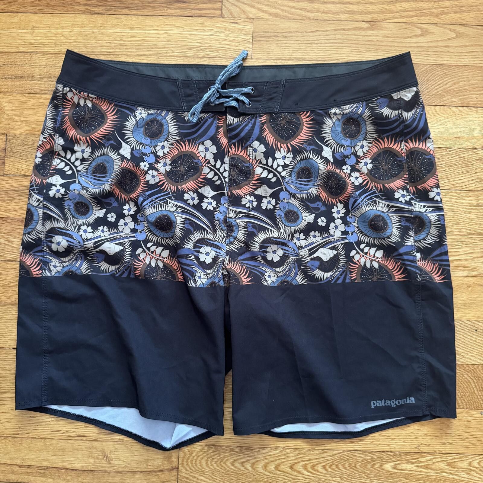 Patagonia Patagonia Men's Board Shorts with Floral Pattern-36 Size US 32 / EU 48 - 1 Thumbnail