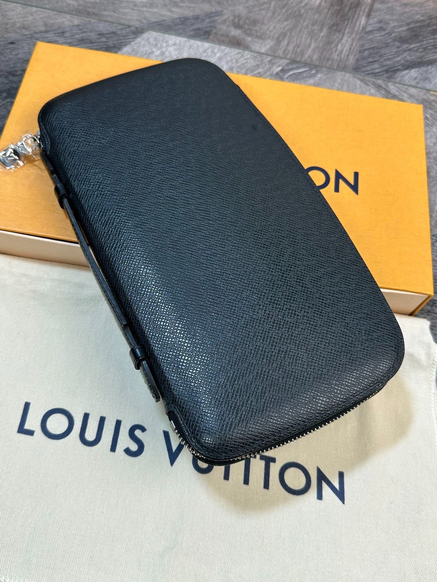 Louis Vuitton Louis Vuitton Atoll Men's Large Leather Clutch Size ONE SIZE - 1 Thumbnail