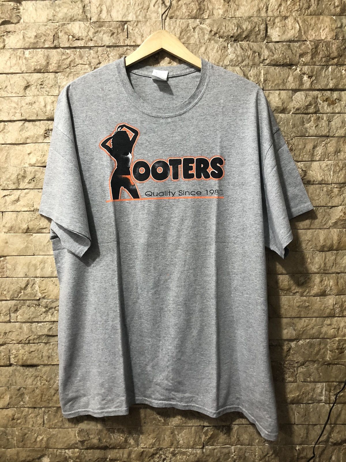 Gildan Hooters San Diego CA T Shirt Size US XL / EU 56 / 4 - 1 Thumbnail