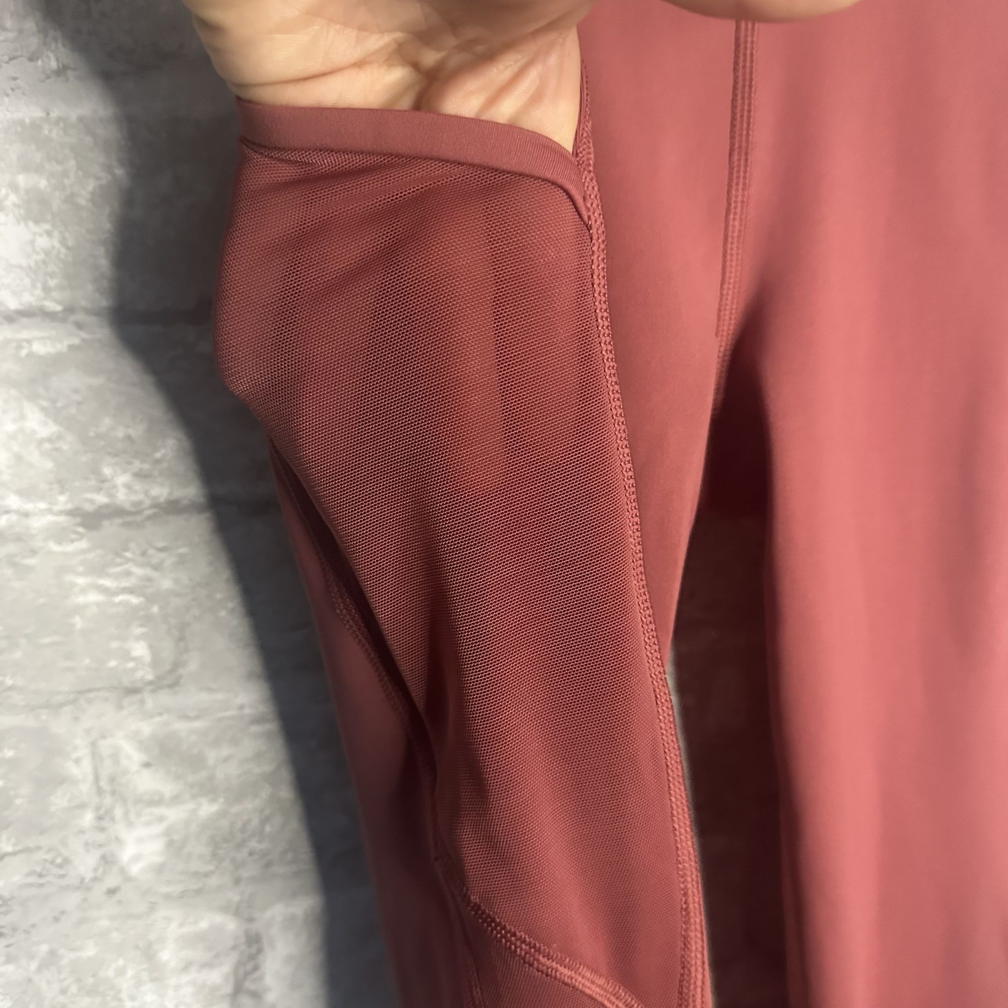 Athleta Athleta Ultimate Stash Mesh 7/8 Tight NWT Size XXS Burgundy Size 24" / US 00 / IT 34 - 4 Thumbnail