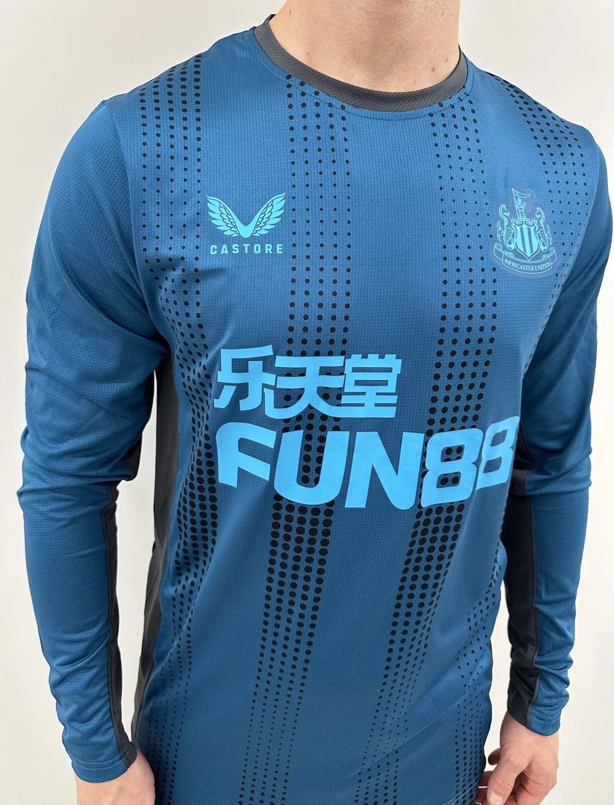 Castore NEWCASTLE UNITED 2022/2023 TRAINING JERSEY SHIRT LONG SLEEVE Size US S / EU 44-46 / 1 - 3 Thumbnail