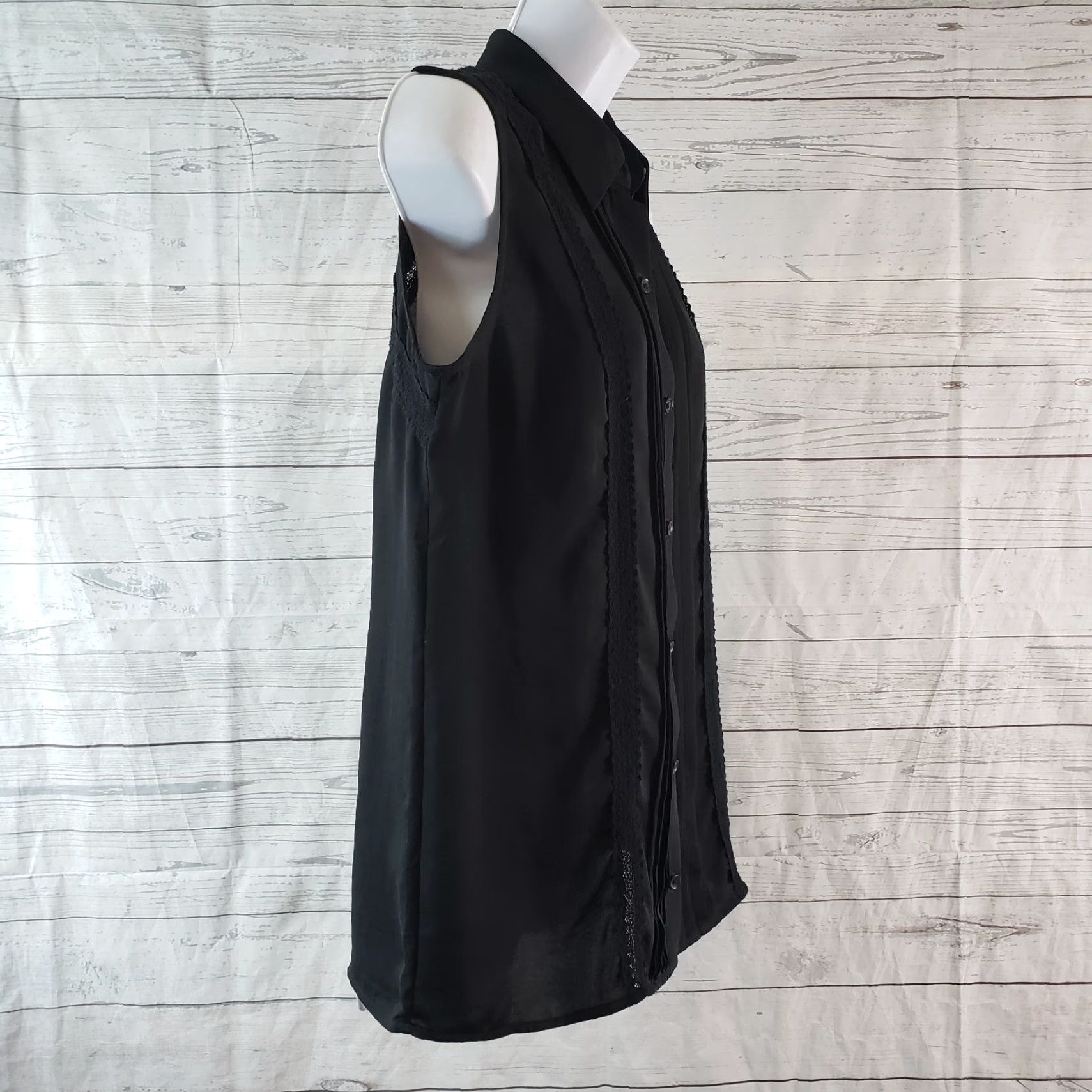 Vintage Cabi 3266 Womens Jagger Button Front Top Blouse Sleeveless Lace Black 5.0 oz Polyester Small Shirt Womens Size S Size S / US 4 / IT 40 - 3 Thumbnail