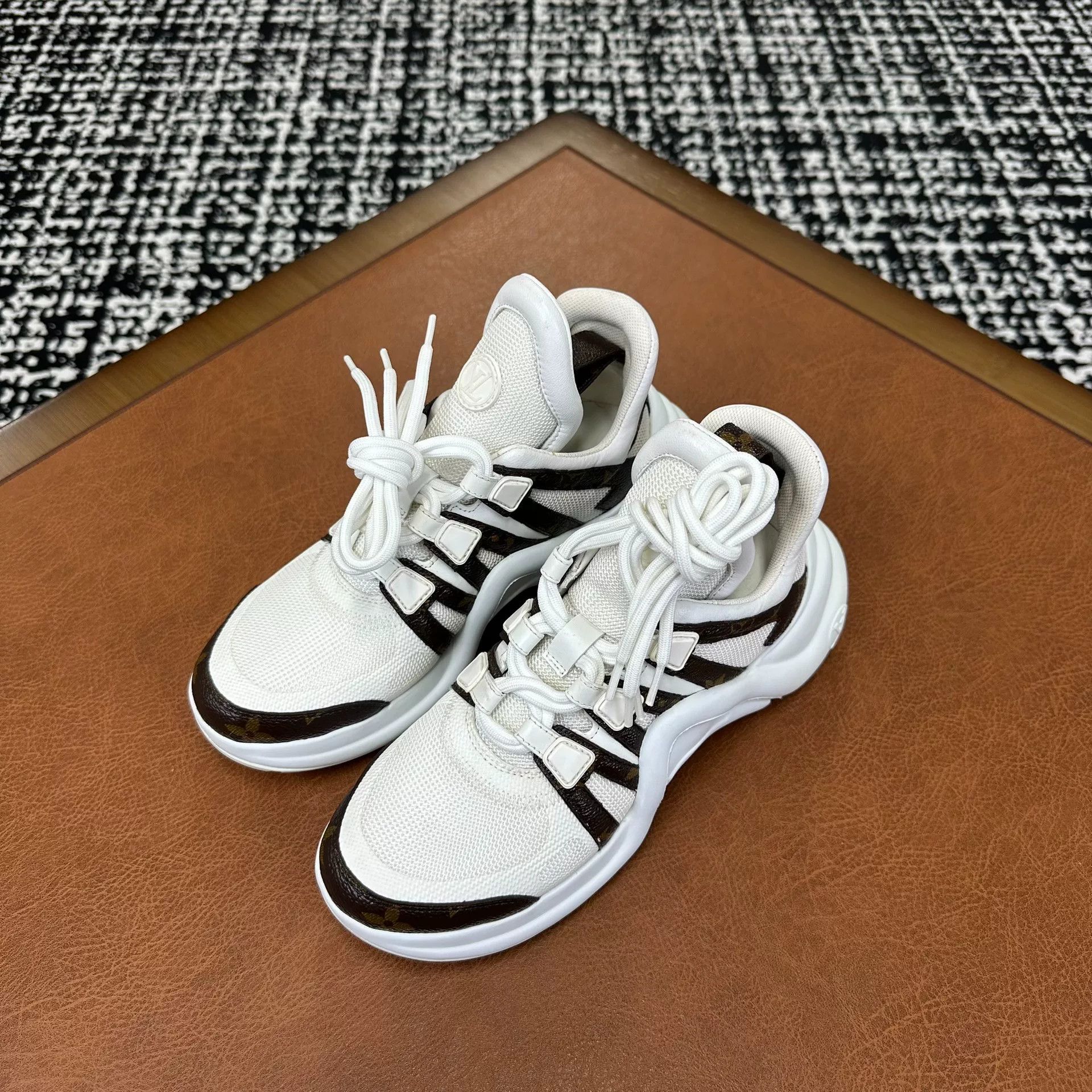 Louis Vuitton Louis Vuitton Lowtop Sneakers it_35-5 Women Size US 5.5 / IT 35.5 - 1 Thumbnail