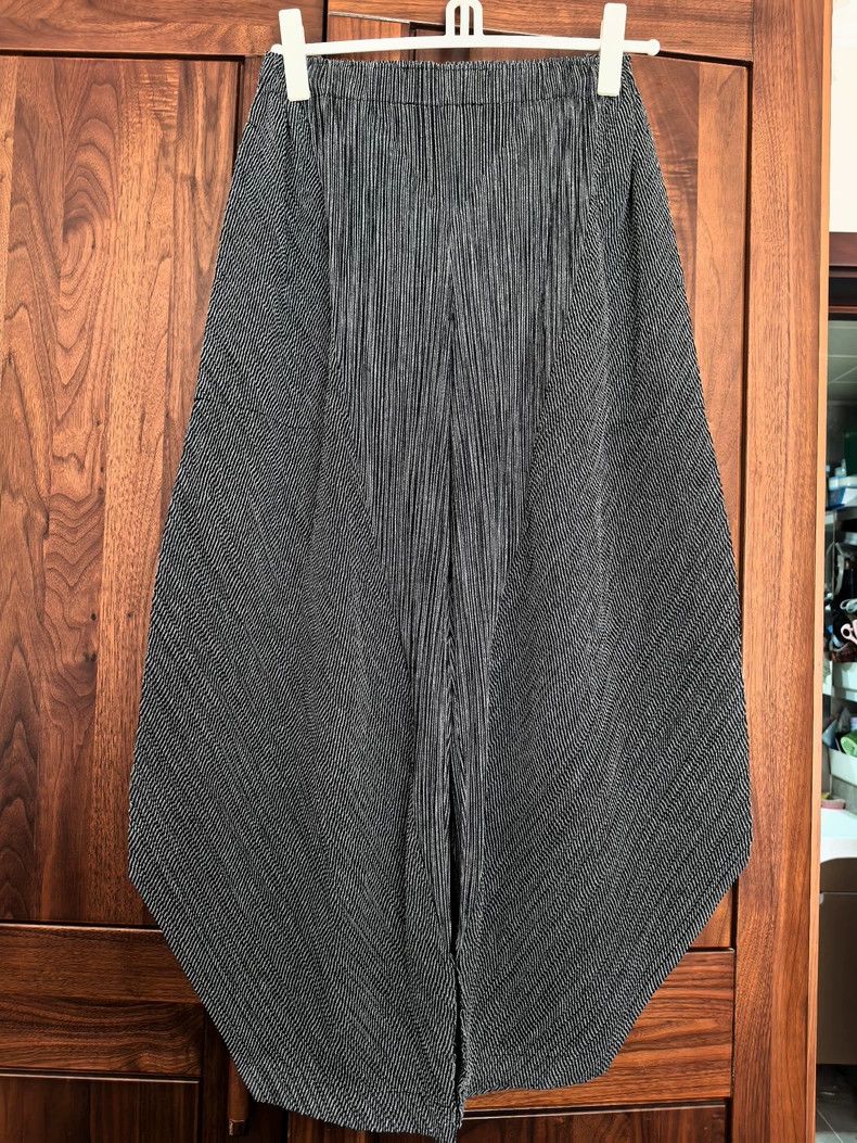 Issey Miyake Issey Miyake size:3 Dark grey pleated irregular-shaped pan Size 22" - 1 Thumbnail