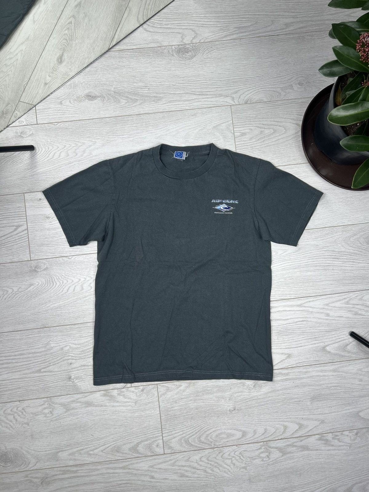 Quiksilver × Rip Curl × Vintage Vintage 90's Quiksilver Surfing Faded Purple T-Shirt Size US S / EU 44-46 / 1 - 1 Thumbnail