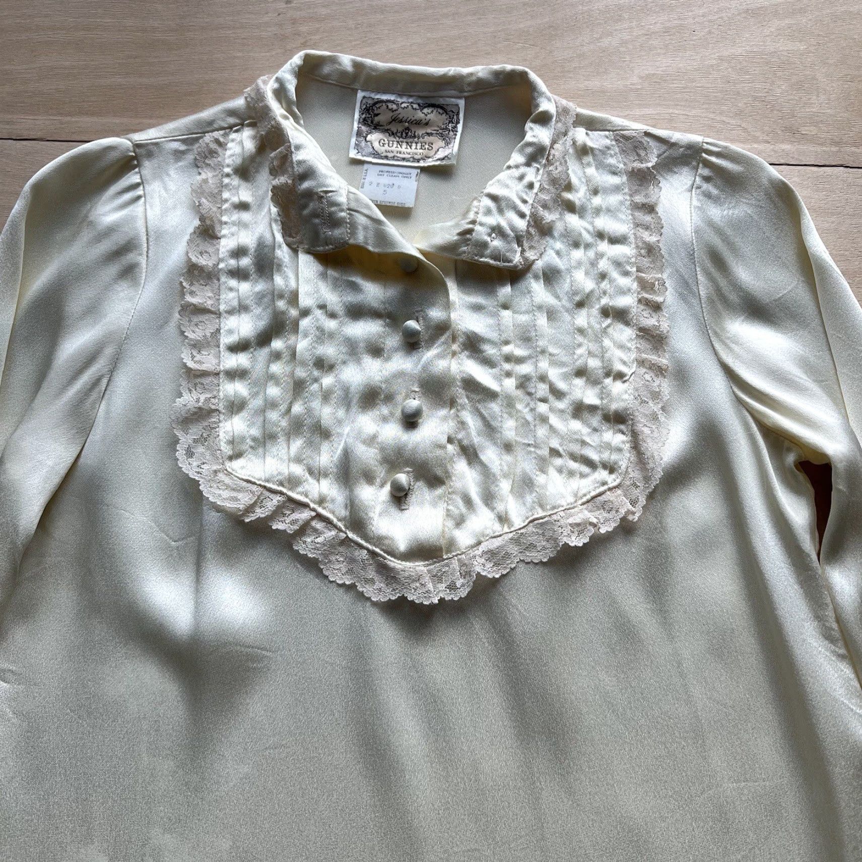 Vintage VINTAGE Gunnies Blouse Shirt Women 5 Ivory 70s Western Embroidered Satin Rayon Angel Logo Casual Sleeve Long Size S / US 4 / IT 40 - 3 Thumbnail